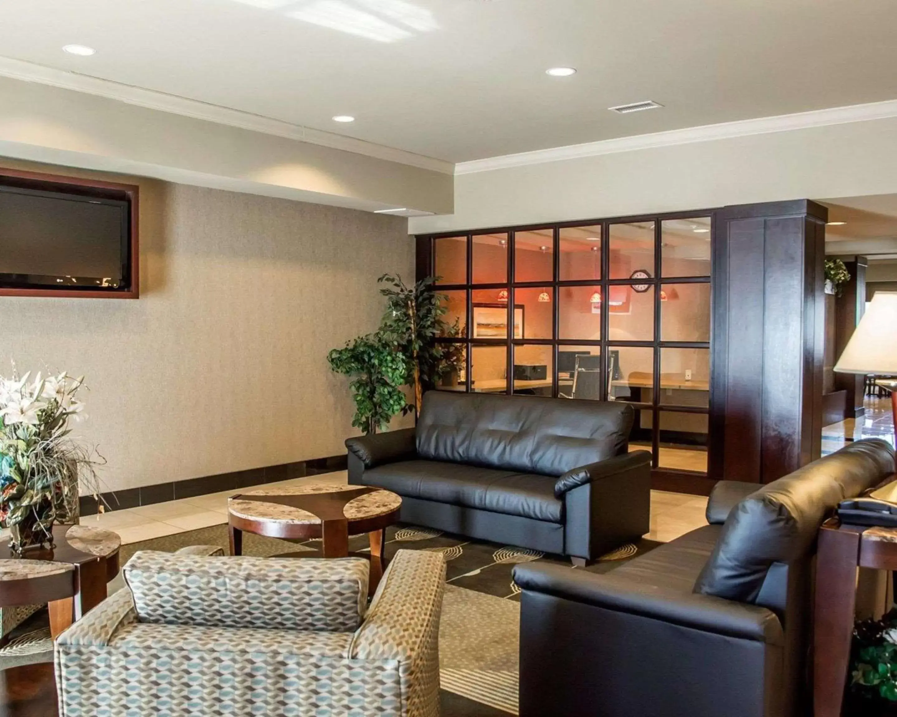 Lobby or reception, Seating Area in Comfort Suites Cincinnati North