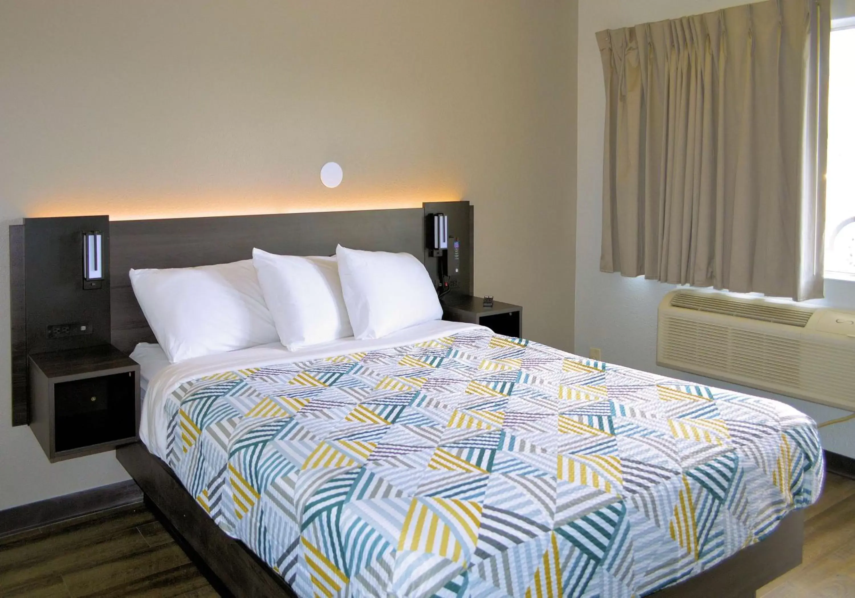 Bedroom, Bed in Motel 6-Reno, NV - Livestock Events Center