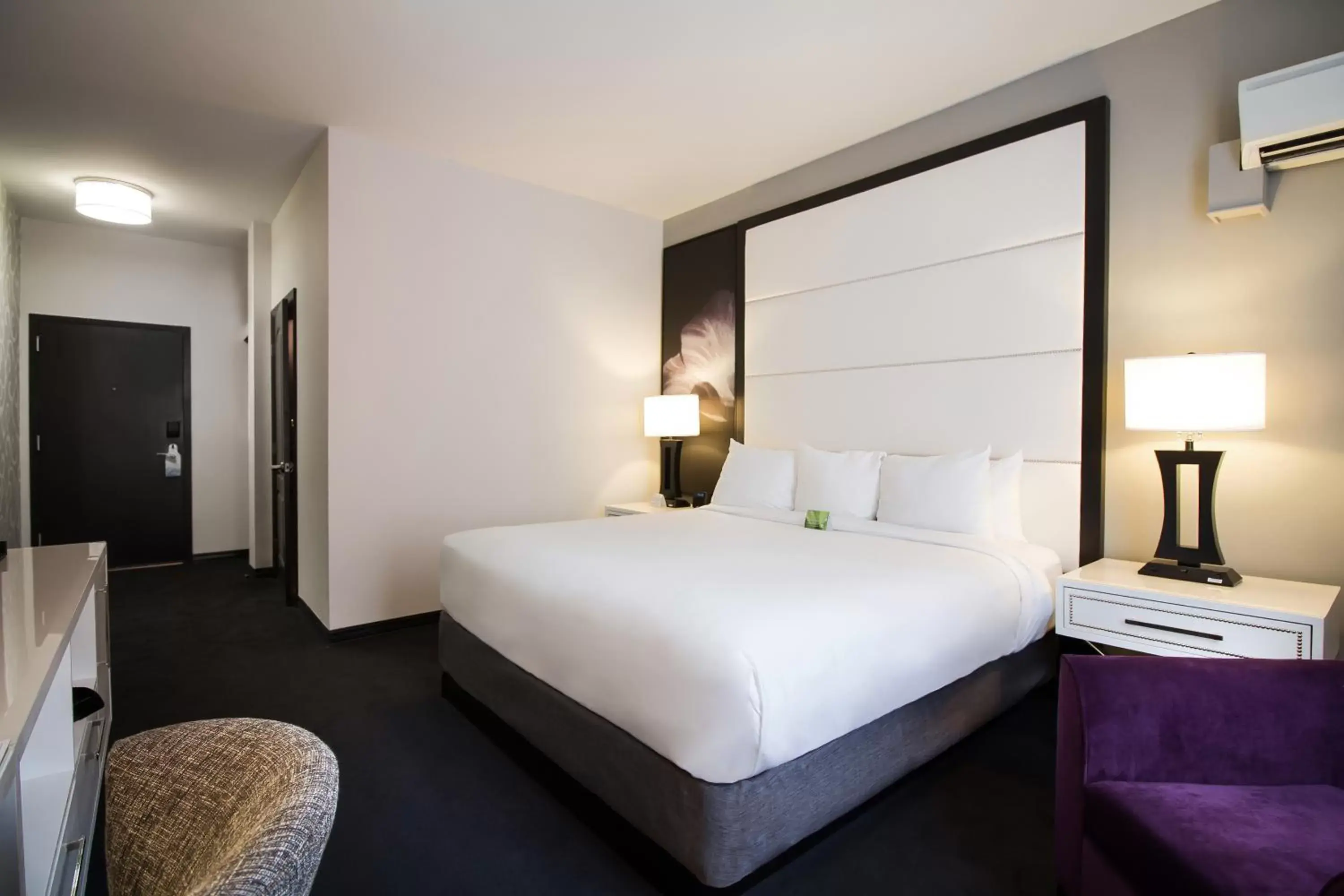 Bedroom, Bed in TRYP by Wyndham Savannah