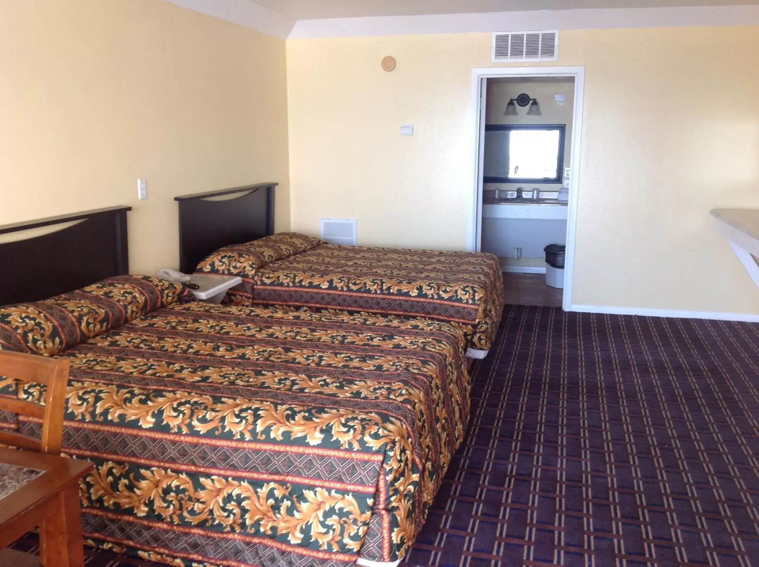 Bedroom, Bed in Sea Shell Inn Motel