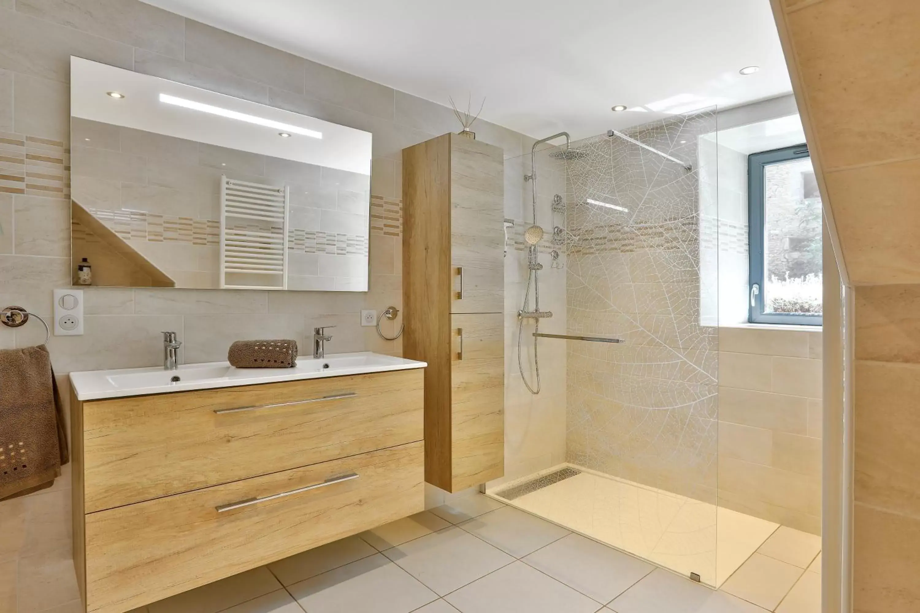 Bathroom in Ferme 4 étoiles avec piscine chauffée