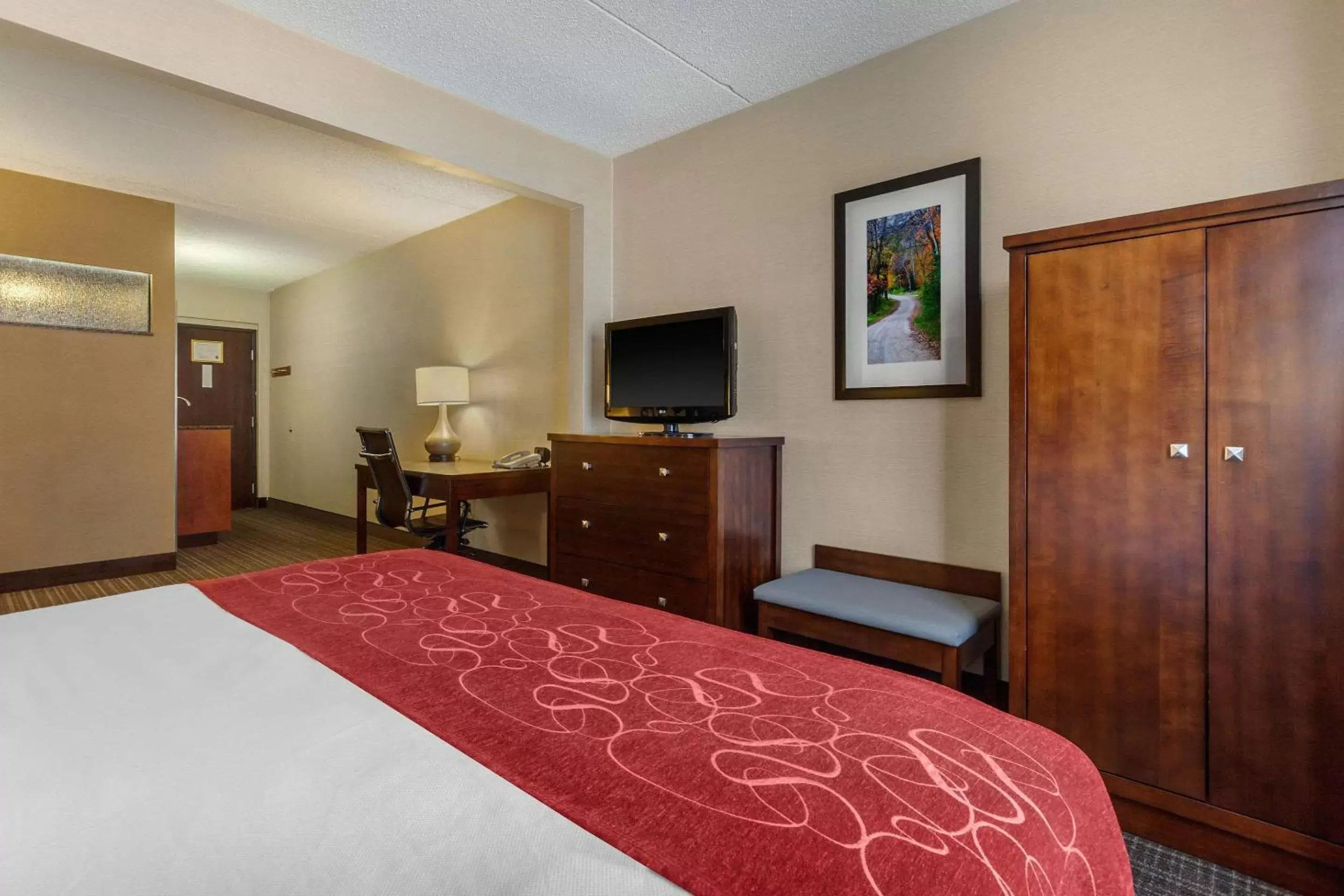 Photo of the whole room, Bed in Comfort Suites Green Bay