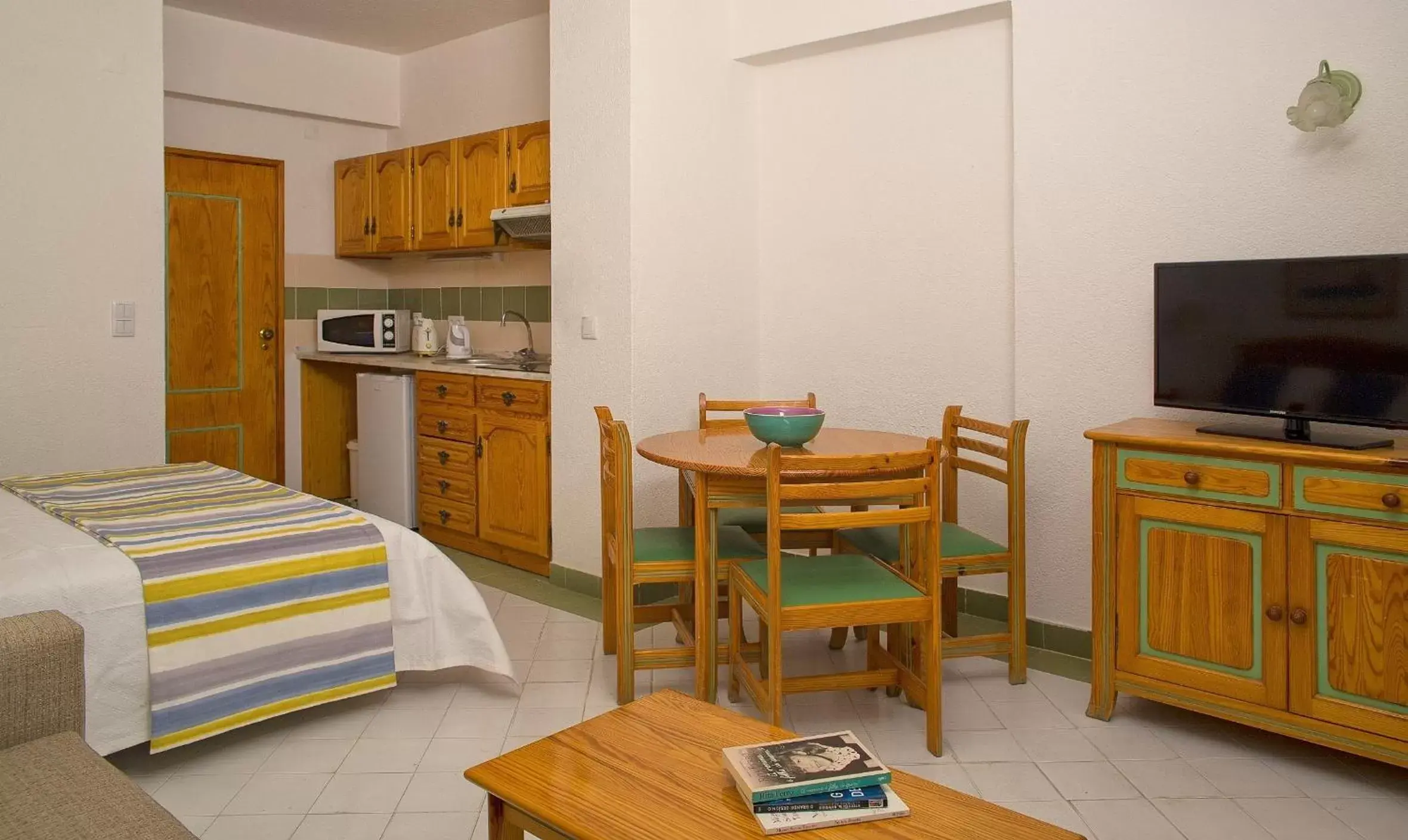 Kitchen or kitchenette, TV/Entertainment Center in Ourabay Hotel Apartamento - Art & Holidays