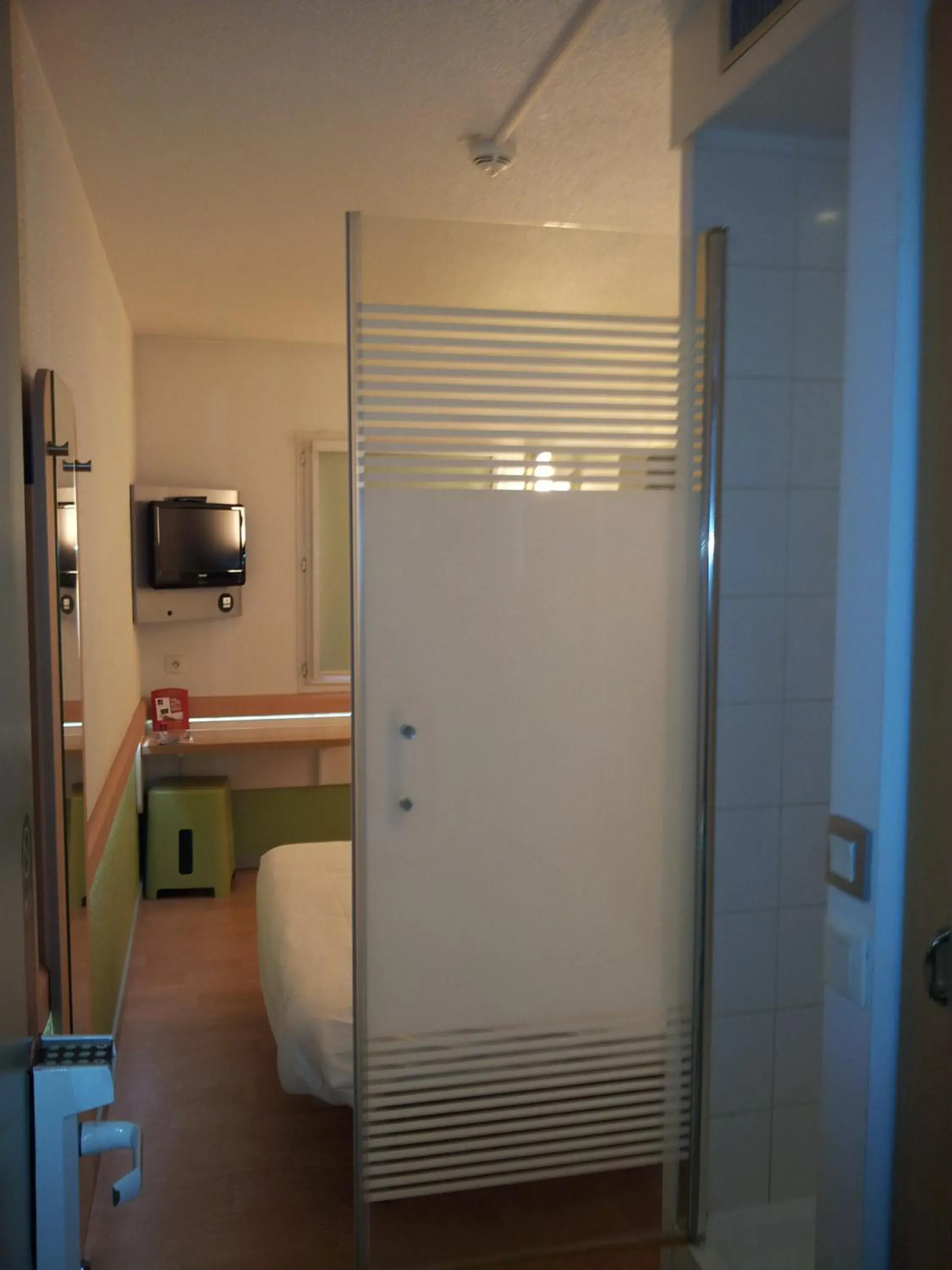 Bedroom, Bathroom in ibis Budget Gennevilliers Asnieres