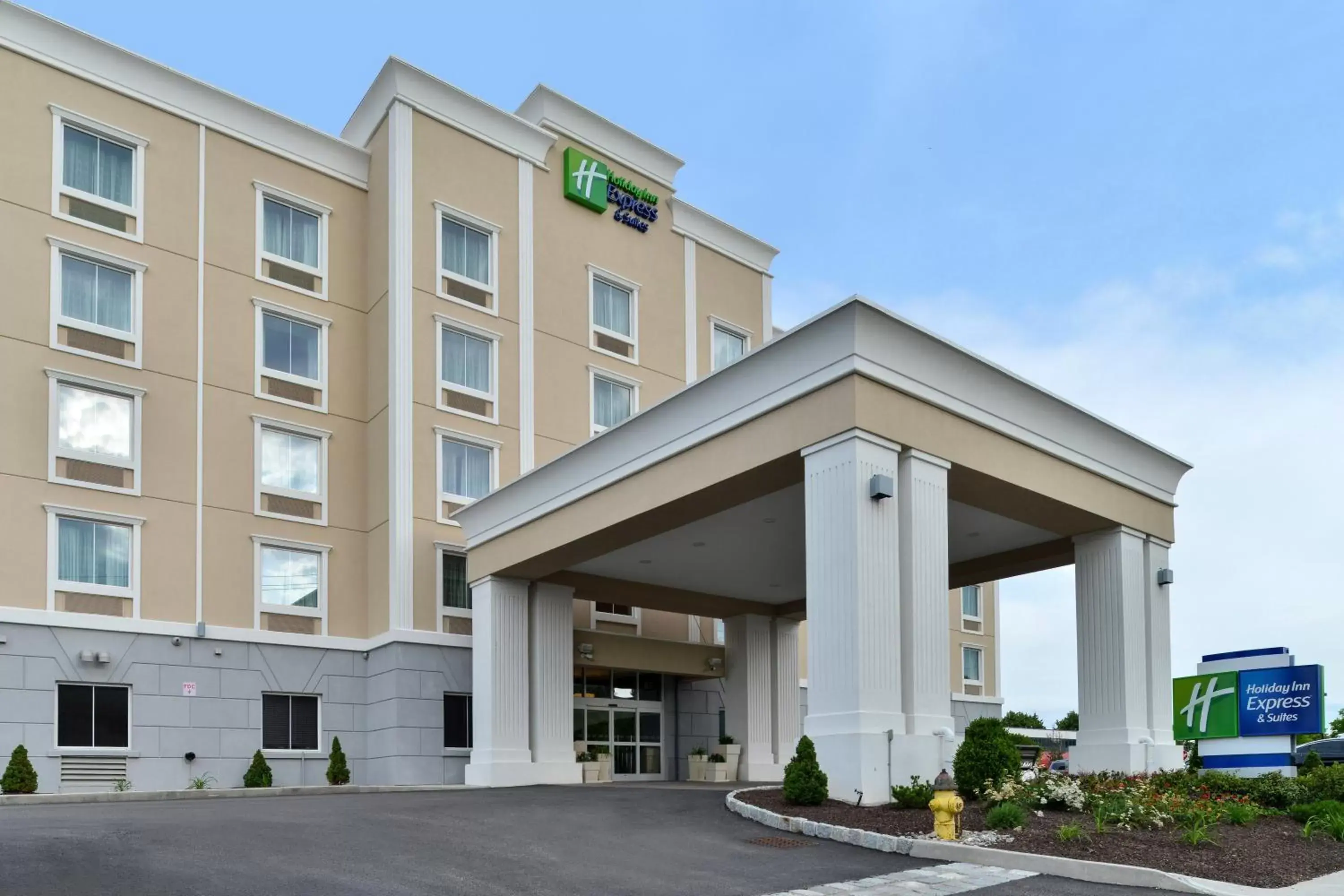 Property building in Holiday Inn Express & Suites Peekskill-Lower Hudson Valley by IHG Property building in Holiday Inn Express & Suites Peekskill-Lower Hudson Valley by IHG