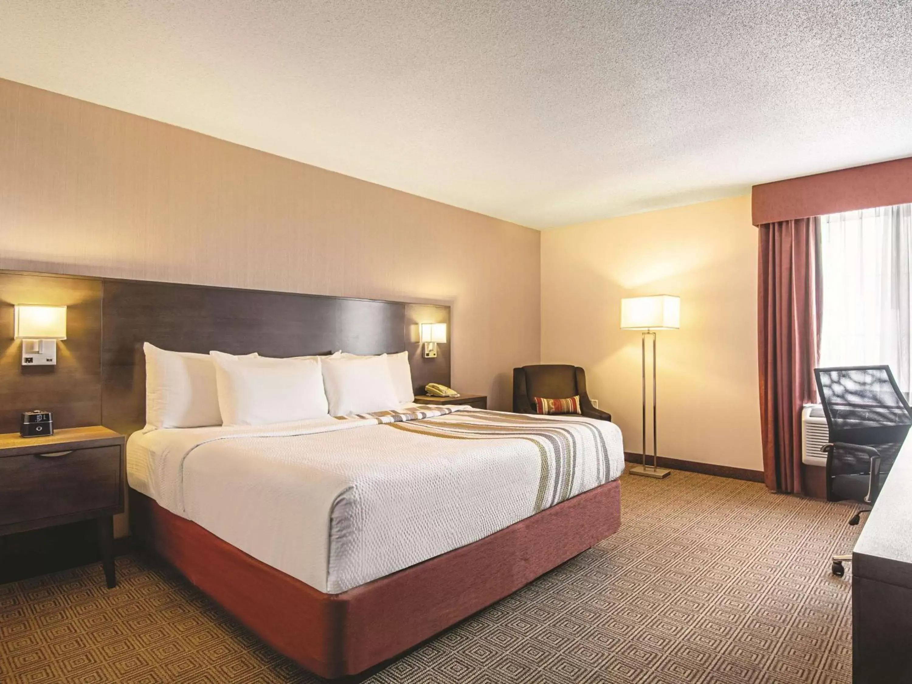 Photo of the whole room, Bed in La Quinta Inn by Wyndham Vancouver Airport