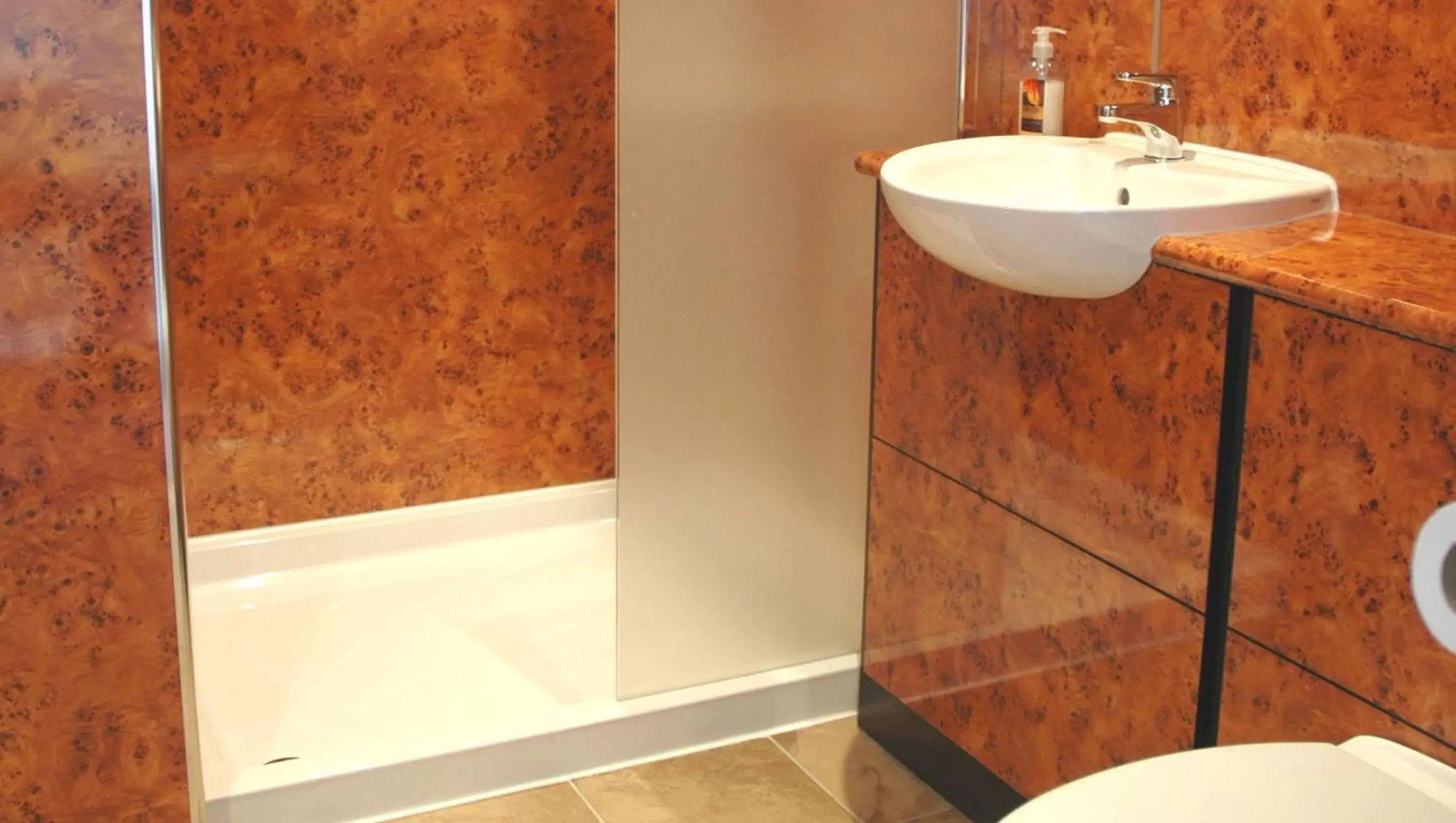 Bathroom in Great Western Hotel Aberdeen