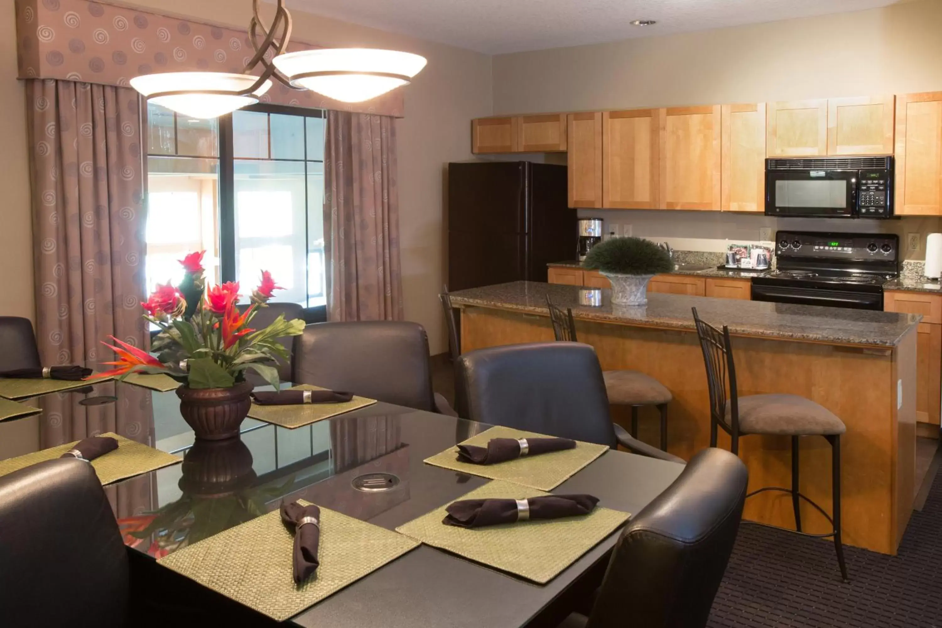 Bedroom, Dining Area in Holiday Inn St. Paul Northeast - Lake Elmo, an IHG Hotel