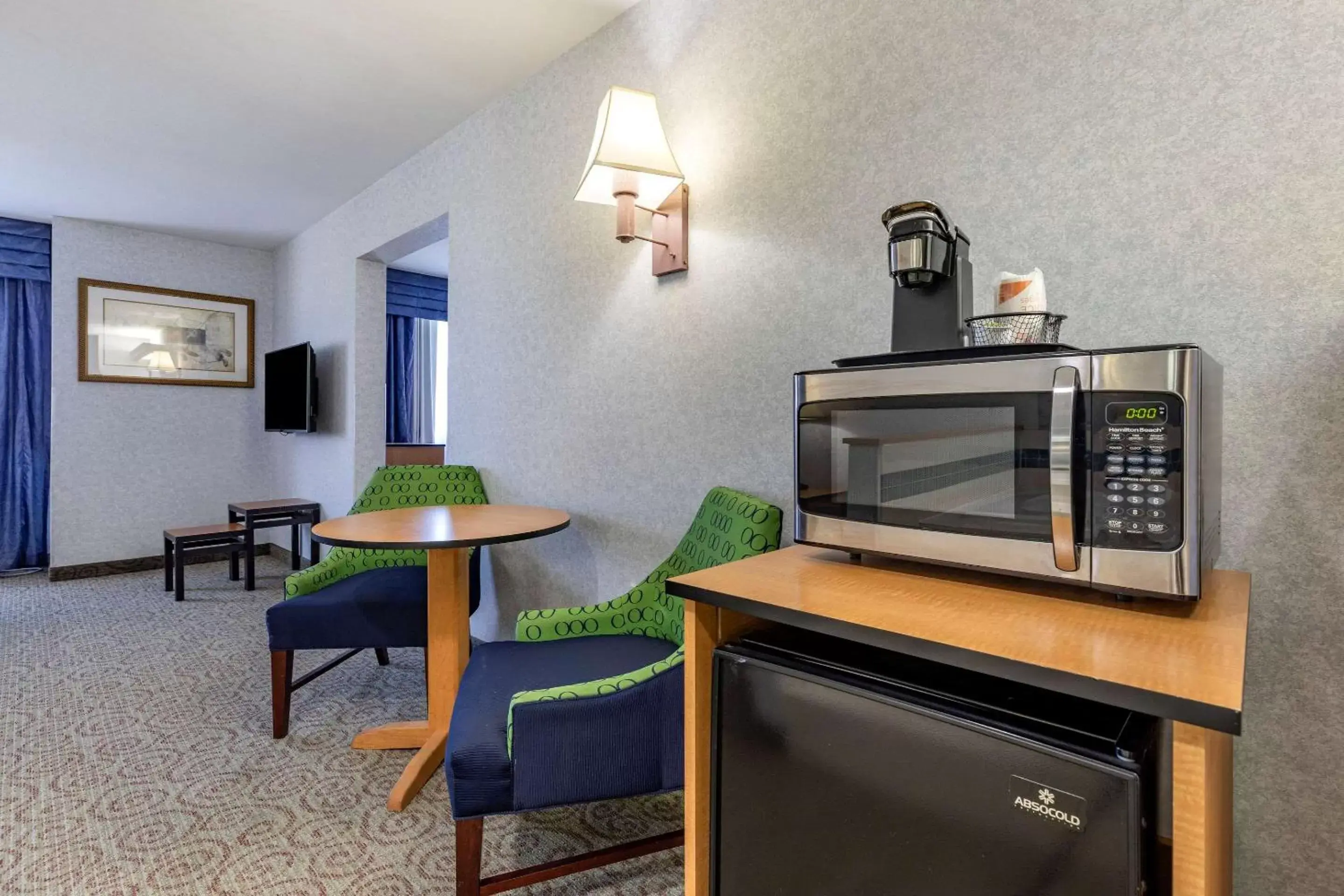 Bedroom, TV/Entertainment Center in Quality Inn and Suites Denver Airport - Gateway Park