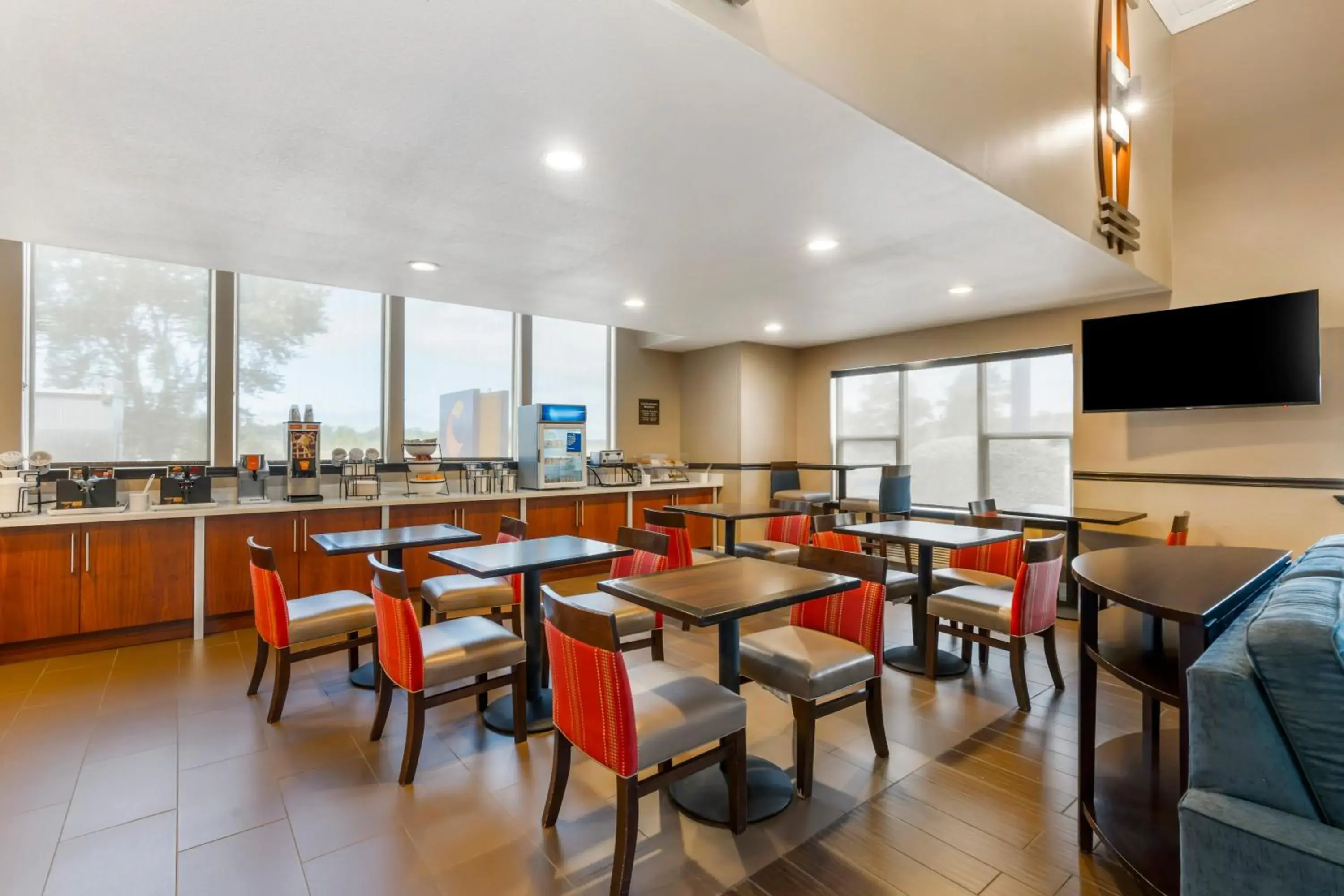 Property building, Restaurant/Places to Eat in Comfort Inn & Suites Redwood Country