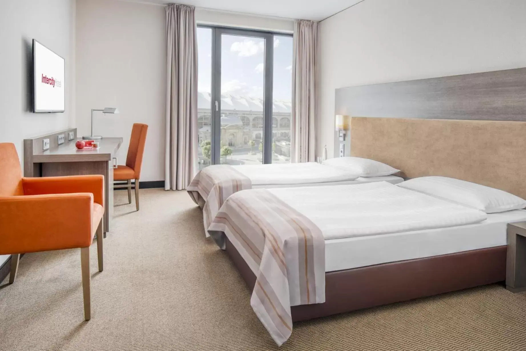 Photo of the whole room, Bed in IntercityHotel Dresden