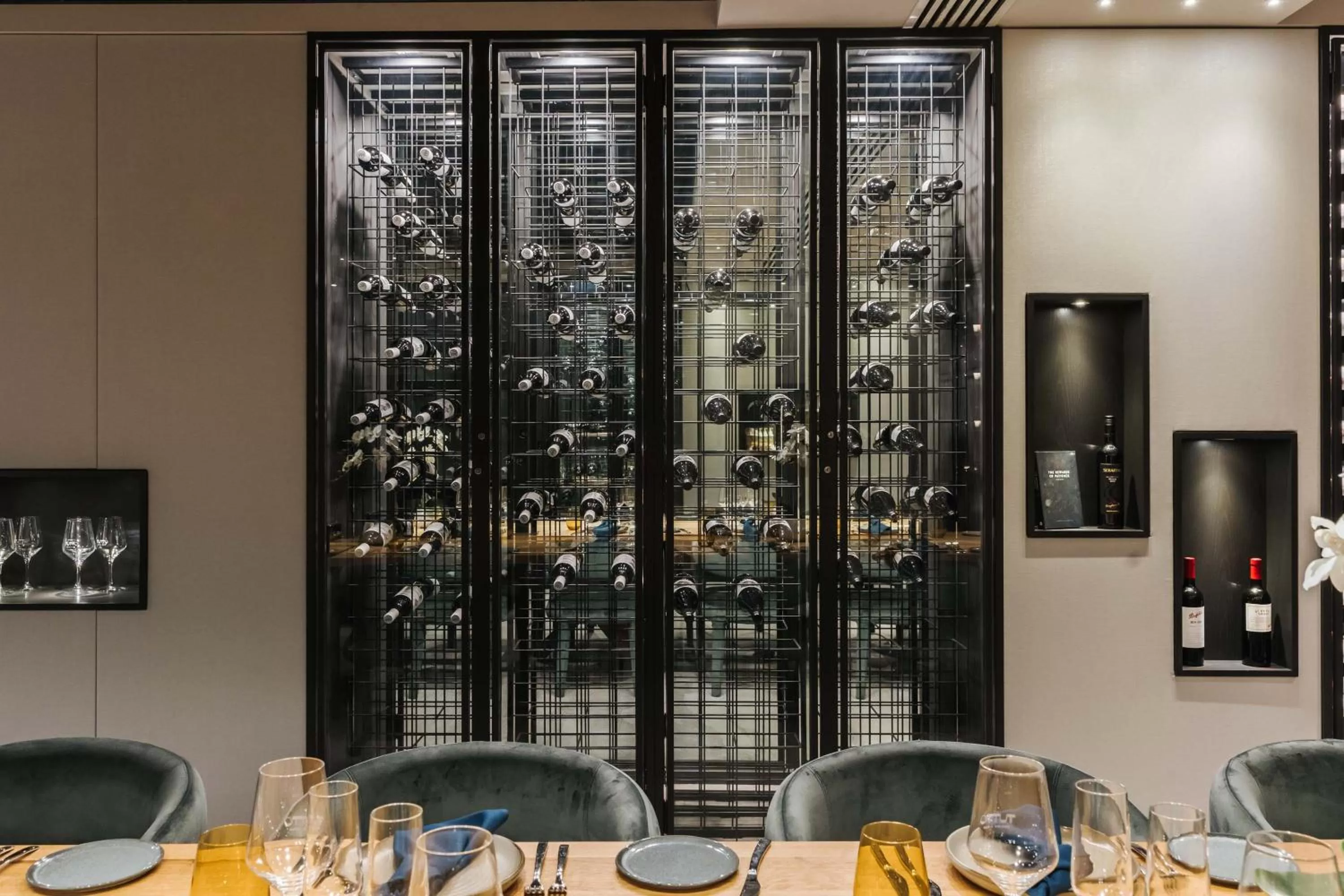 Restaurant/places to eat in Peppers Waymouth Hotel