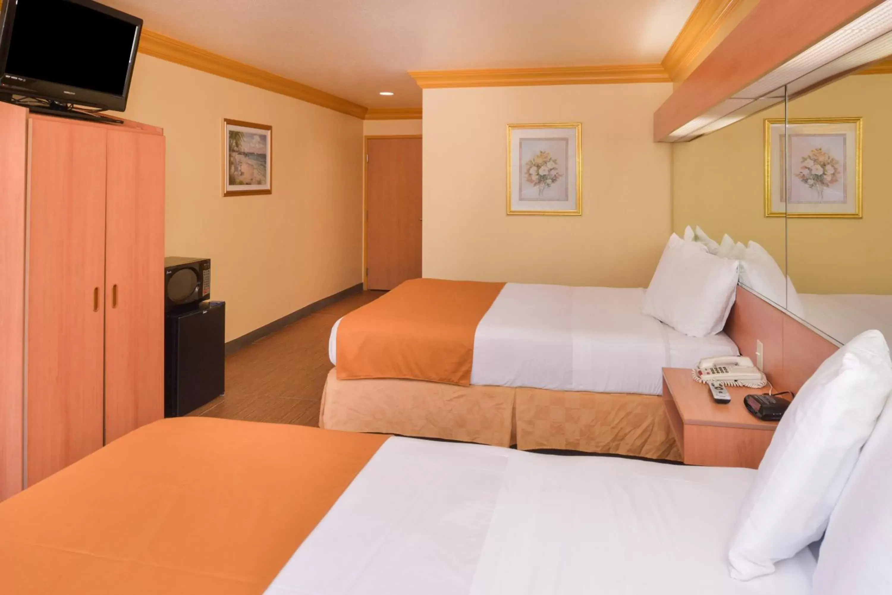 Bedroom, Bed in H3 Inn & Suites - LAX Airport - Los Angeles