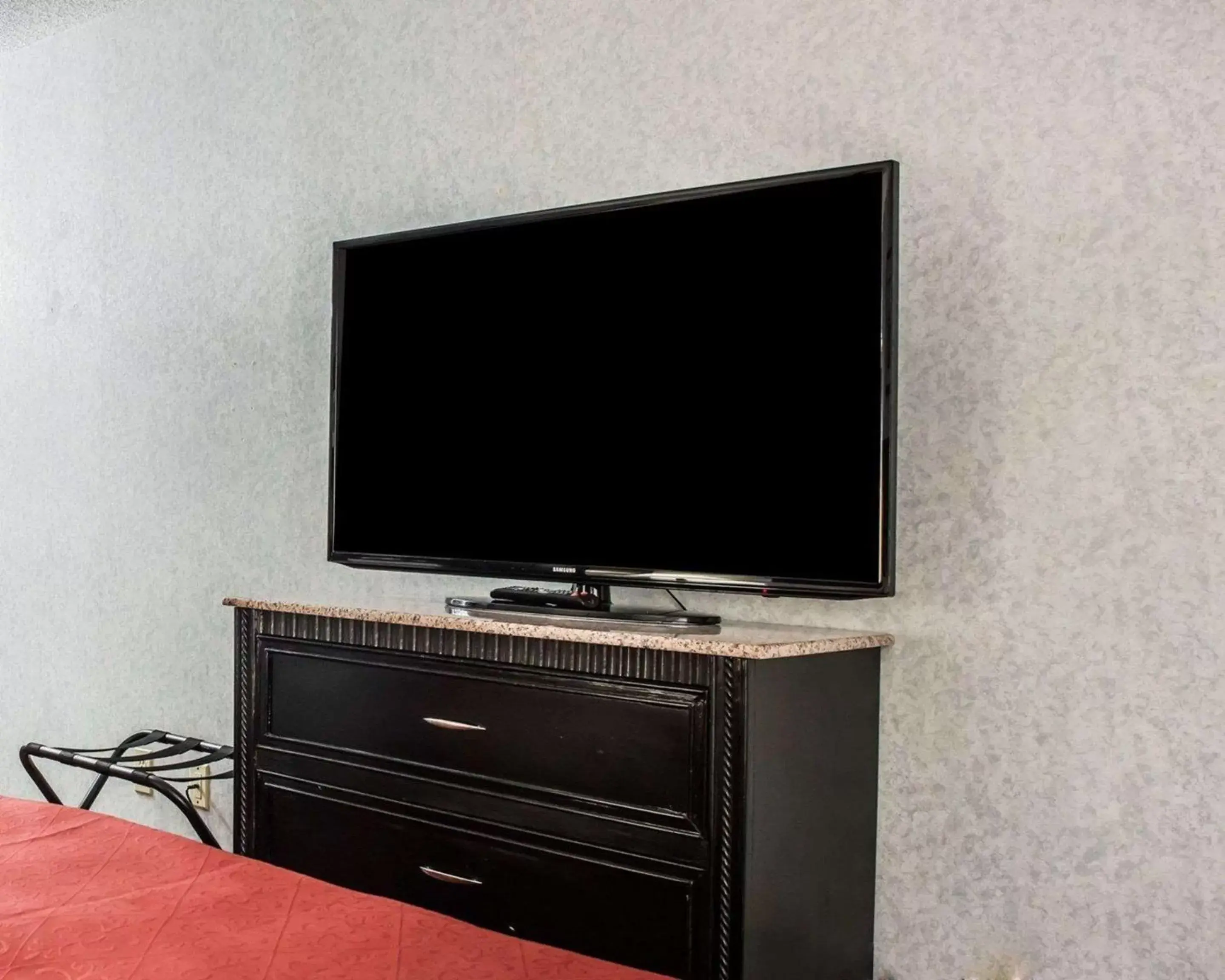 Photo of the whole room, TV/Entertainment Center in Quality Inn & Suites North Gibsonia
