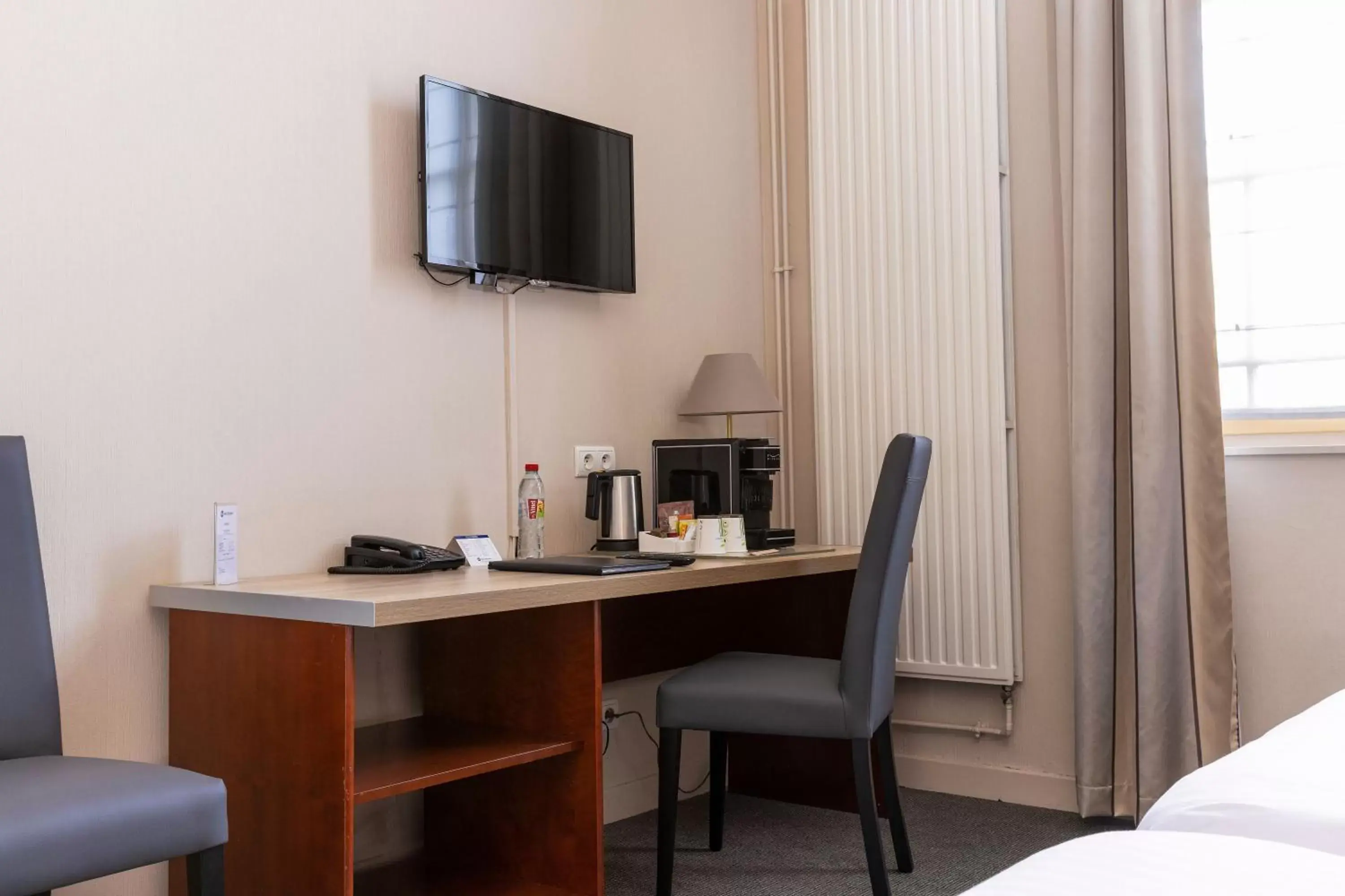 Bedroom, TV/Entertainment Center in Best Western Hôtel Hermitage