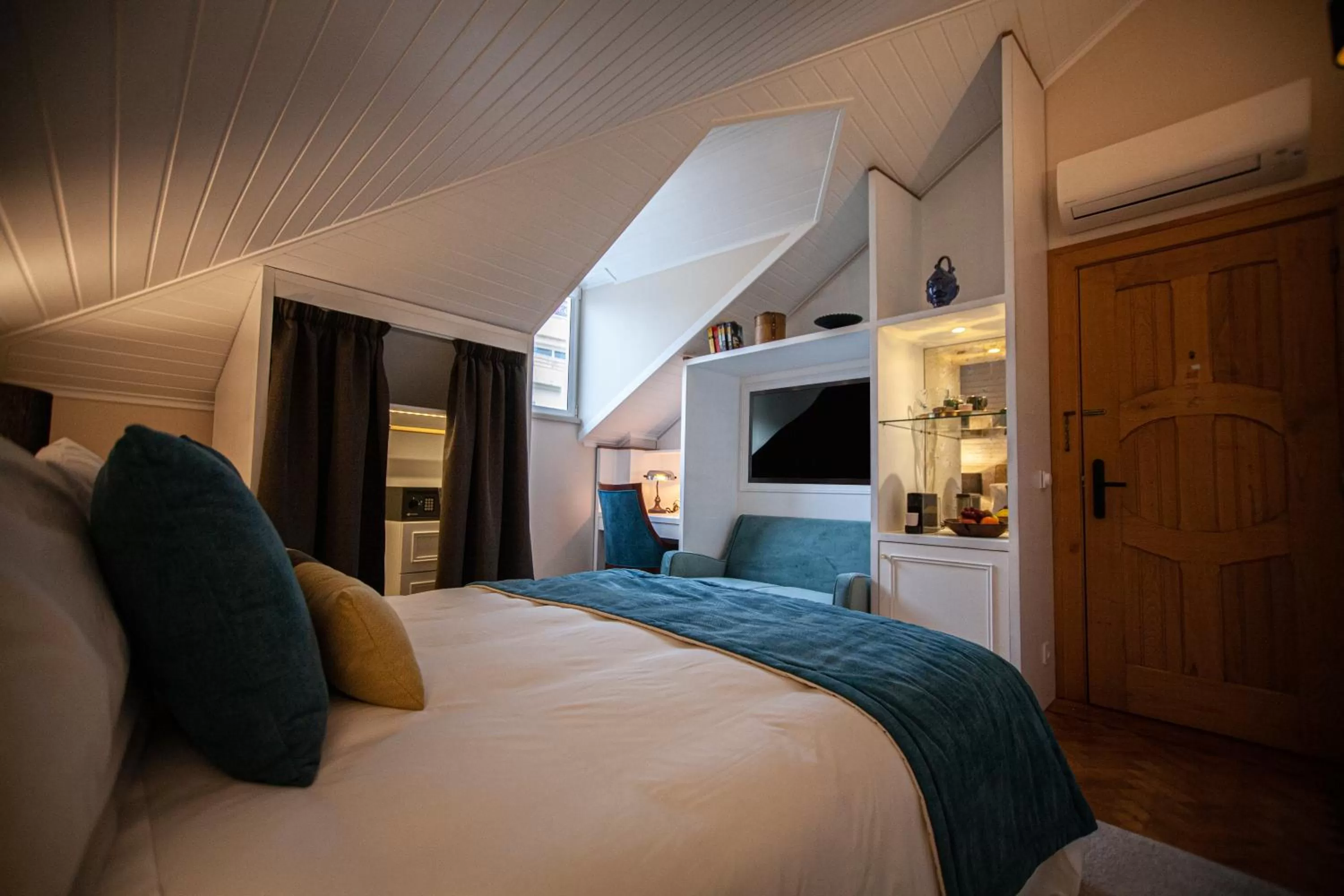 Photo of the whole room, Bed in Storytellers Palace