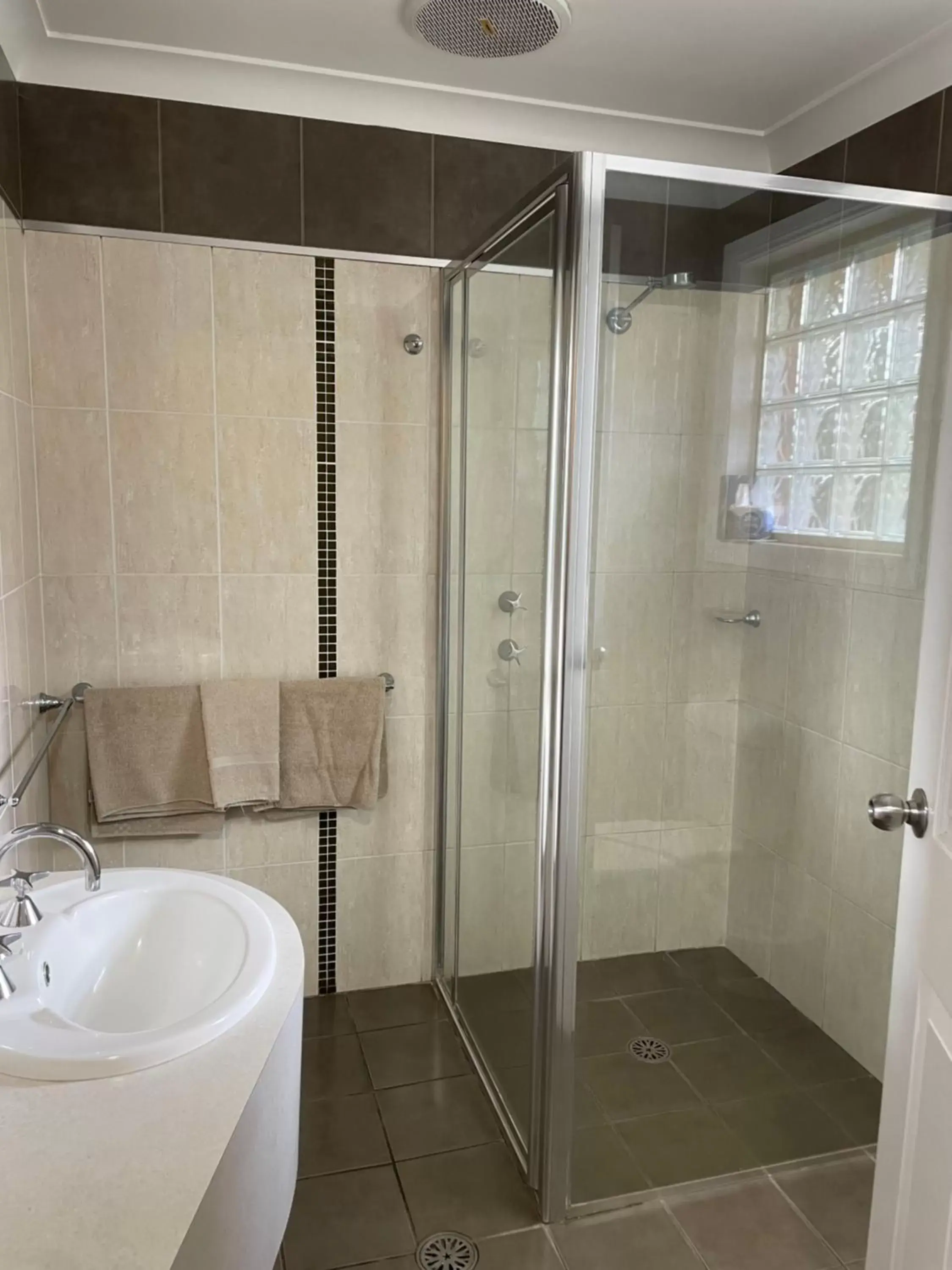 Bathroom in Cattlemans Country Motor Inn & Serviced Apartments