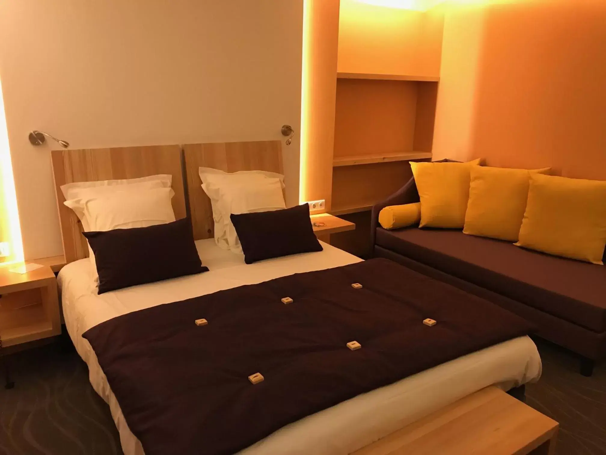 Bedroom, Bed in Hotel & Résidence Les Vallées Labellemontagne