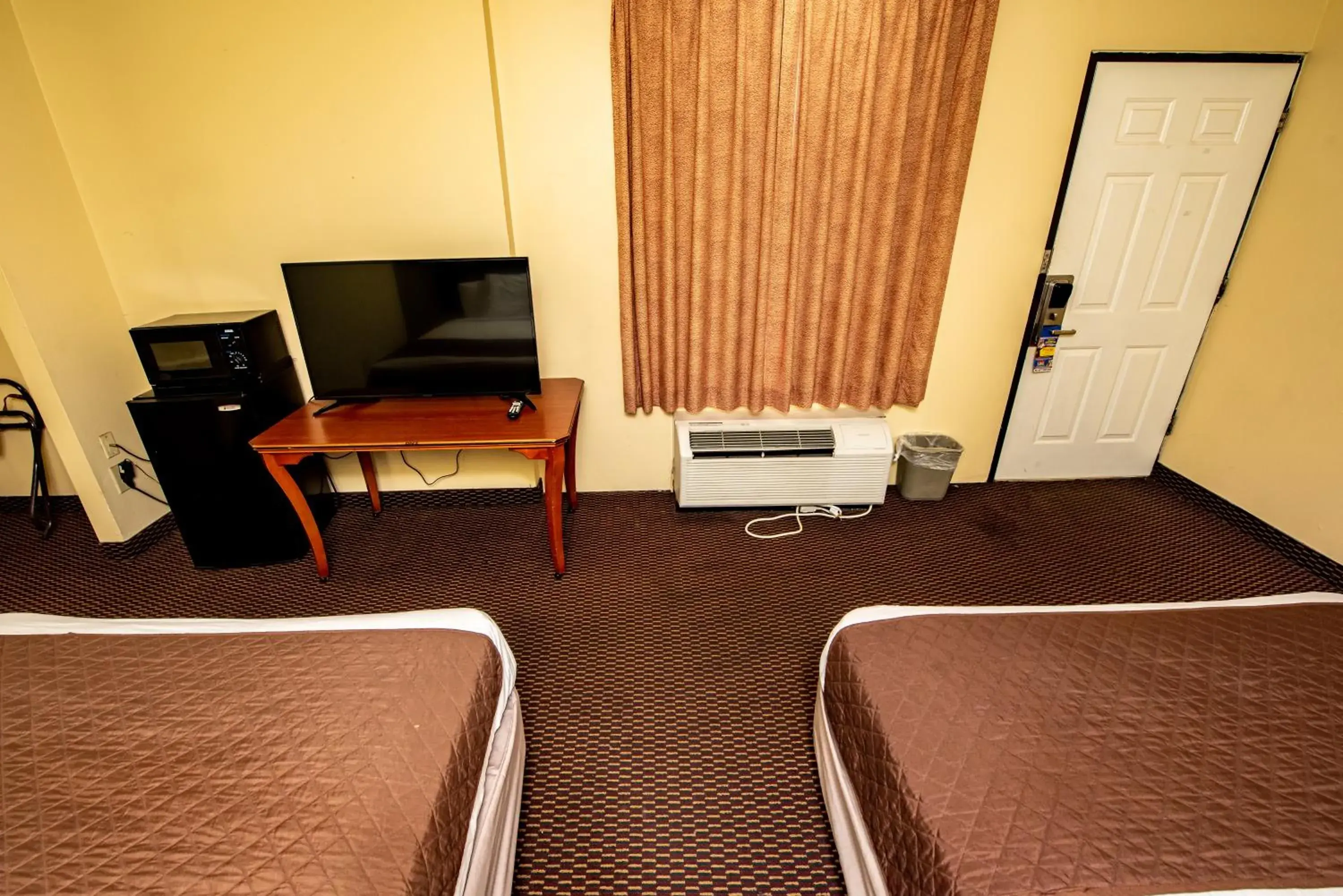 Bed, TV/Entertainment Center in River Place Inn
