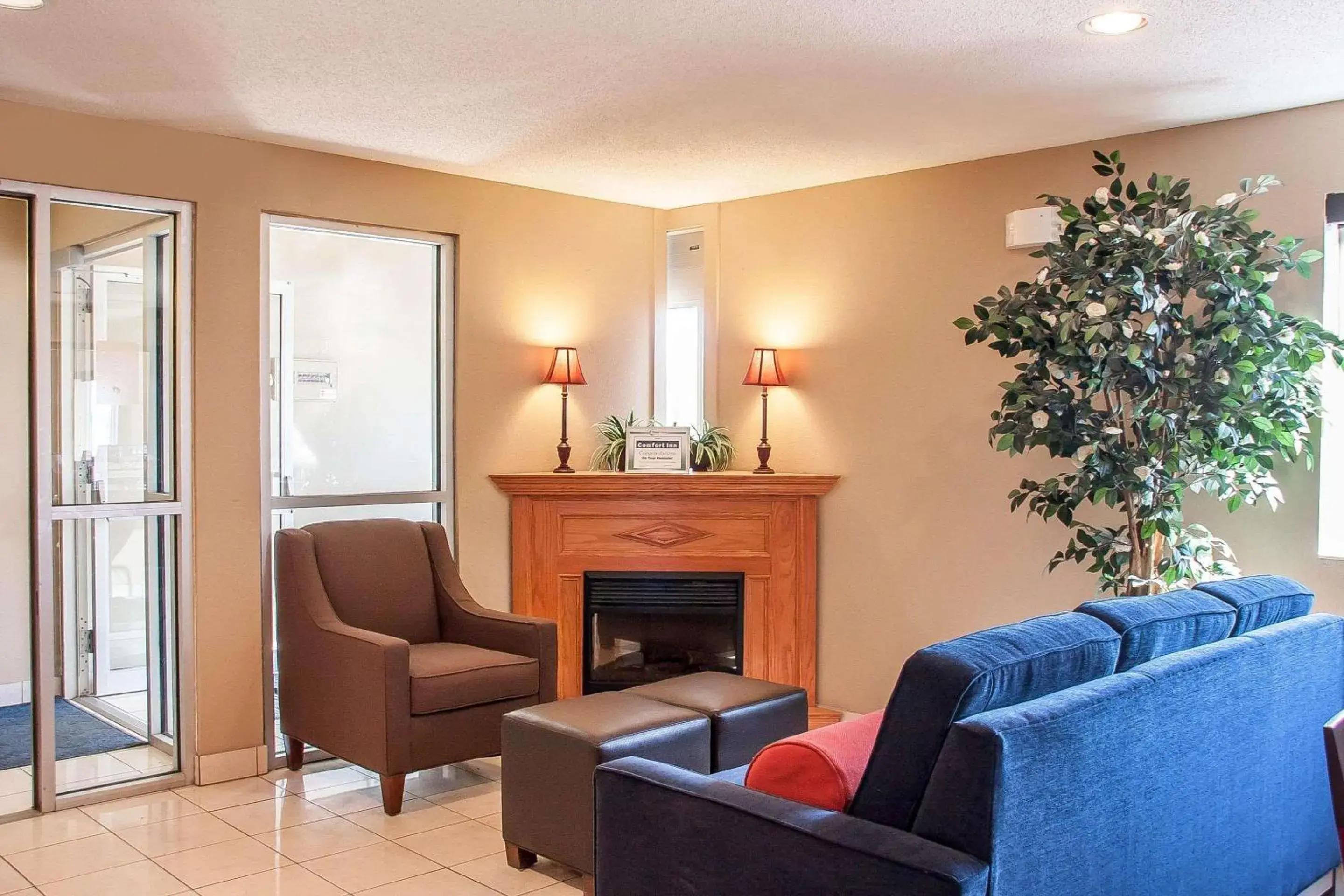 Lobby or reception, Seating Area in Comfort Inn Fergus Falls