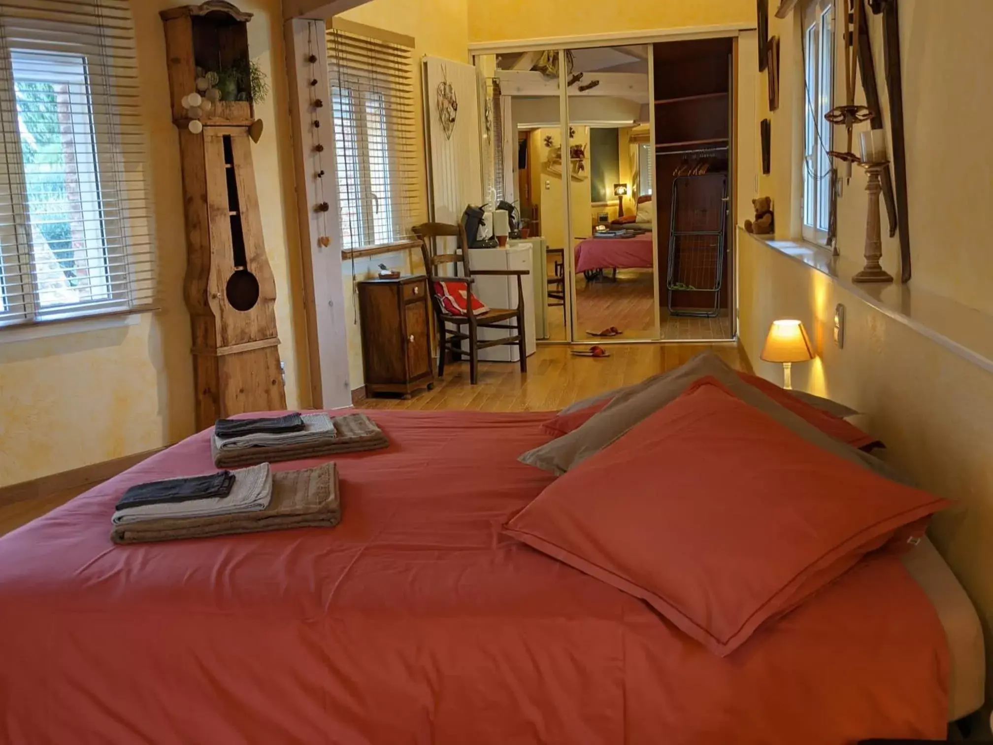Bed in MAS TRAMONTANE chambres d'hôtes avec parc arboré & piscine