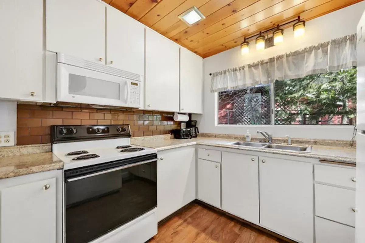 Kitchen/Kitchenette in Silver Pines Lodge