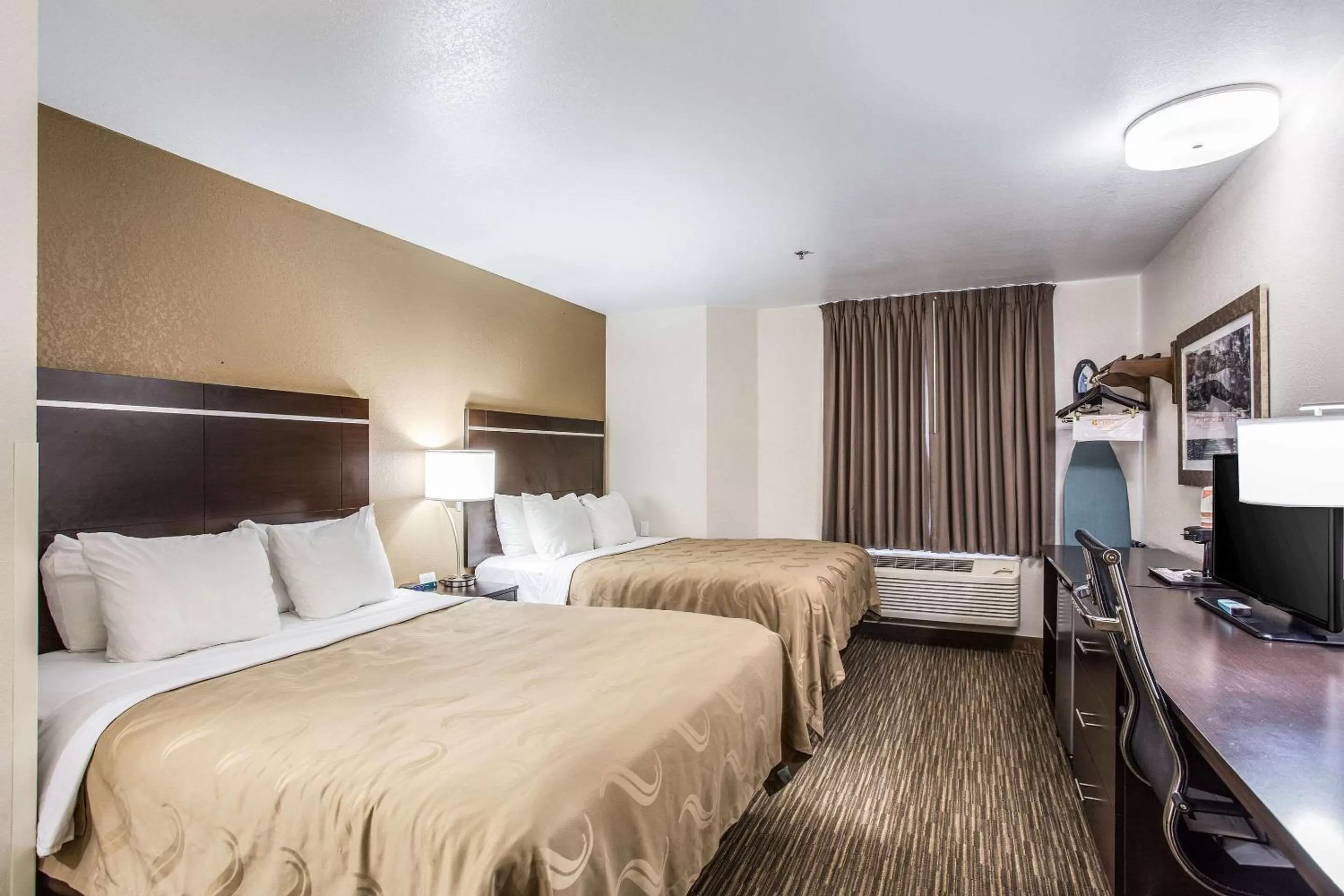 Photo of the whole room, Bed in Quality Inn & Suites Meridian - West Boise
