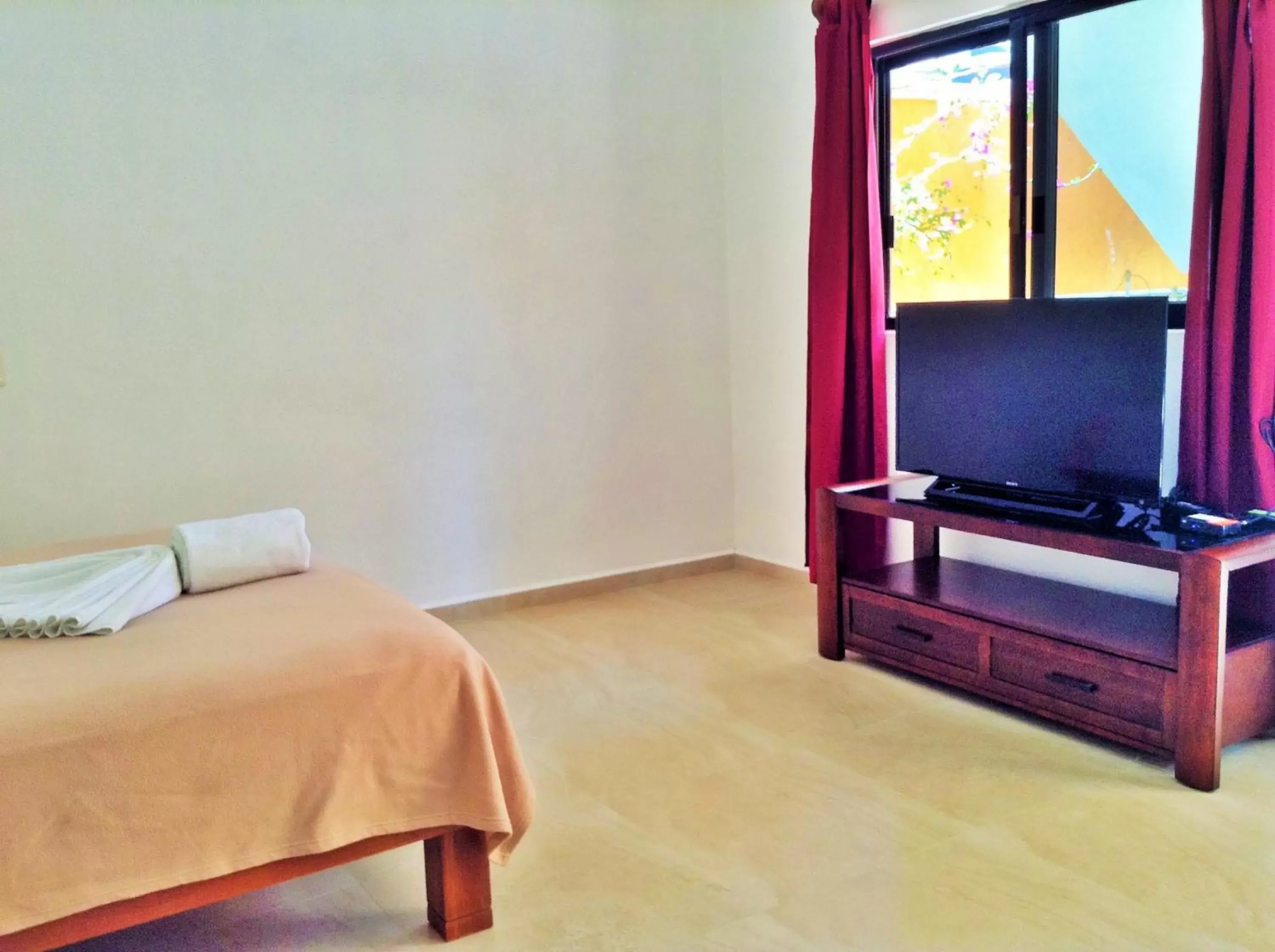 Day, TV/Entertainment Center in Posada Malix Pek