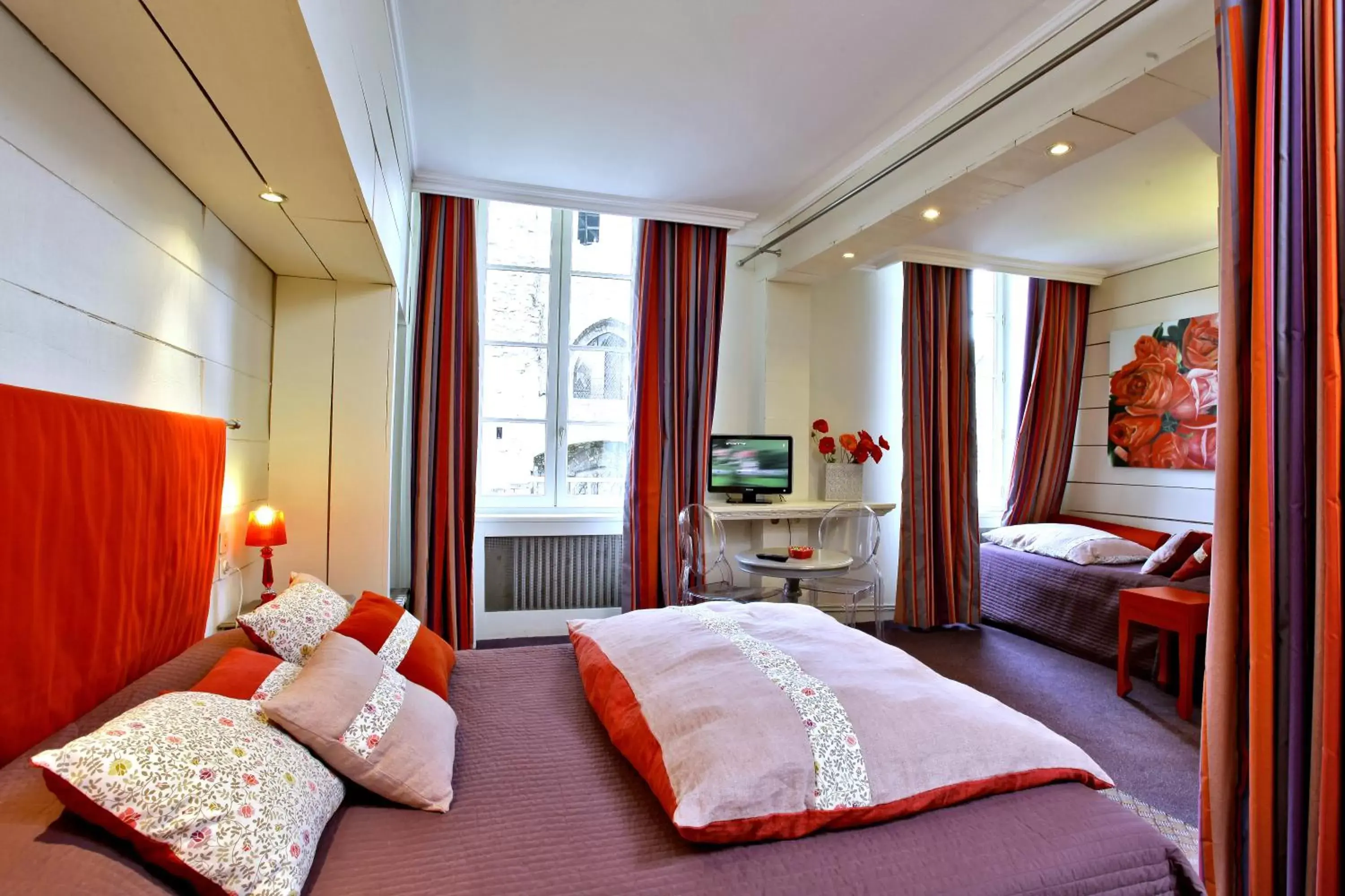 Photo of the whole room, Bed in Le Pavillon Saint-Martin