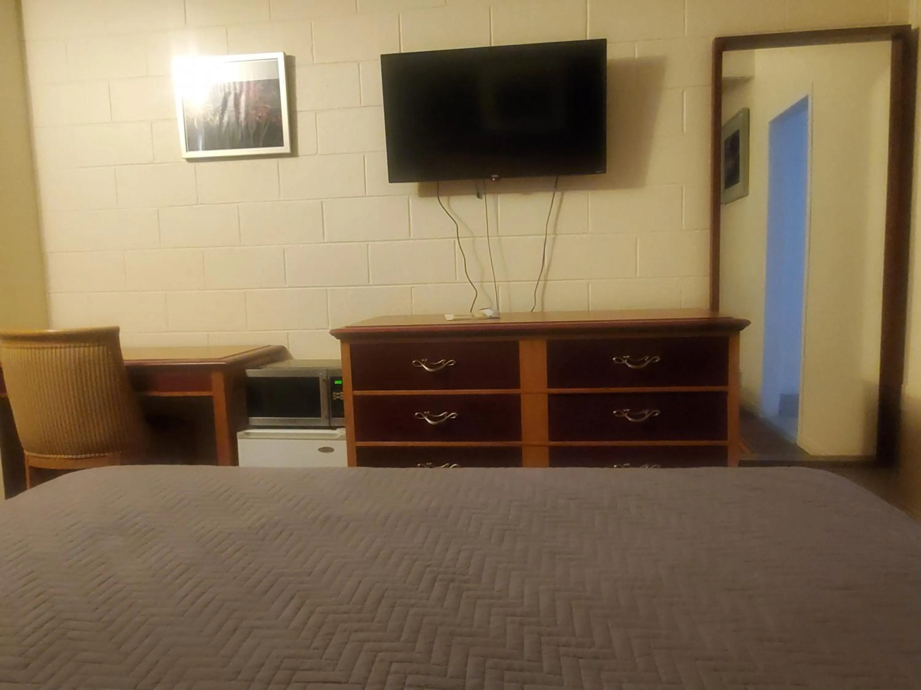 Bed in Thunder Bird Motel