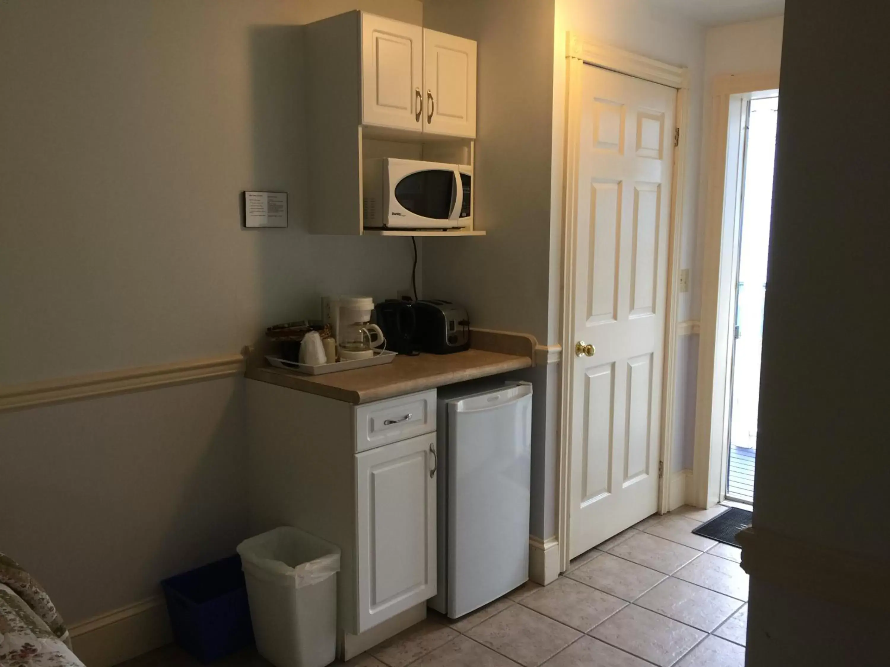 Coffee/tea facilities, Kitchen/Kitchenette in Seawinds Motel & Cottages