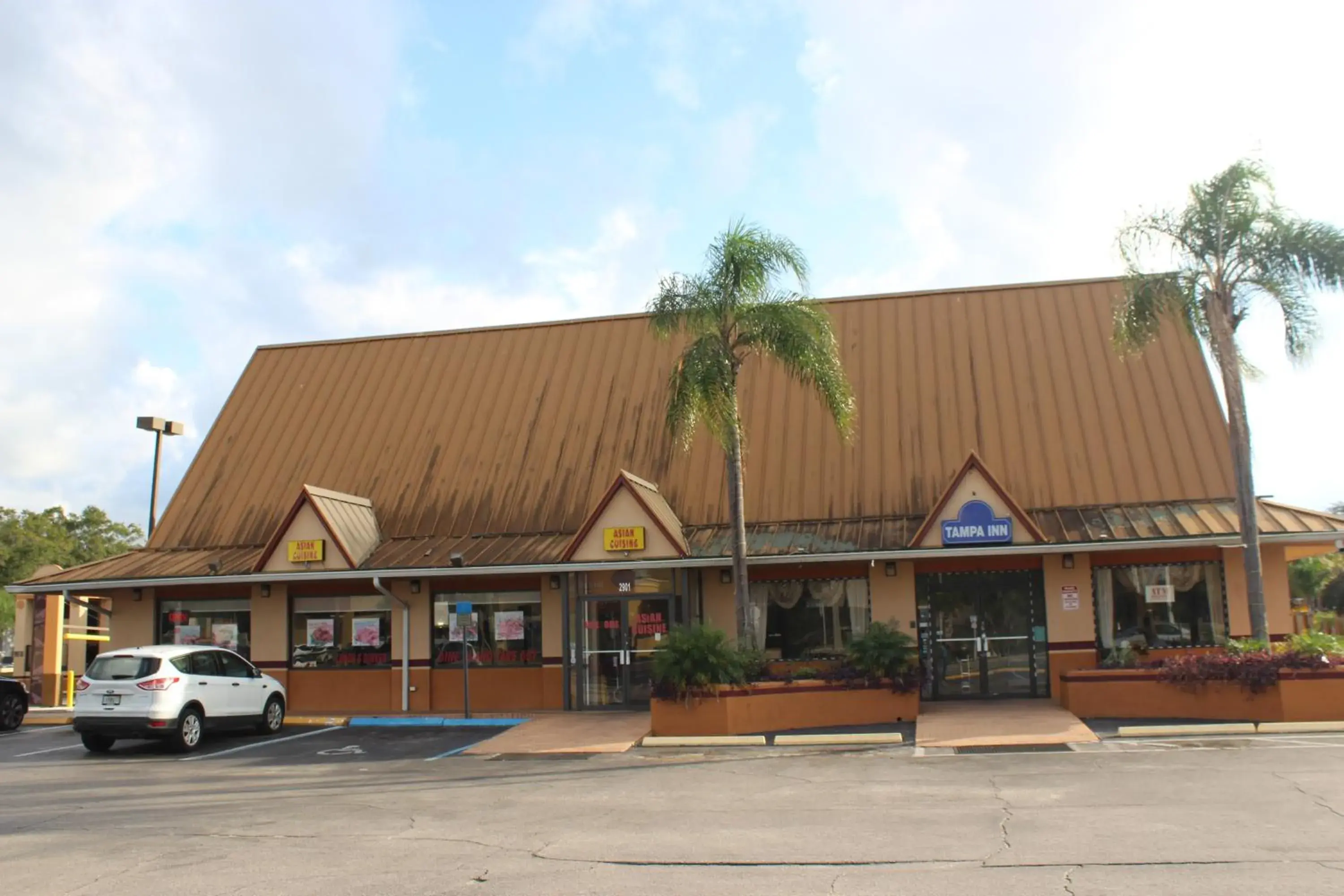 Property Building in Tampa Inn Near Busch Gardens