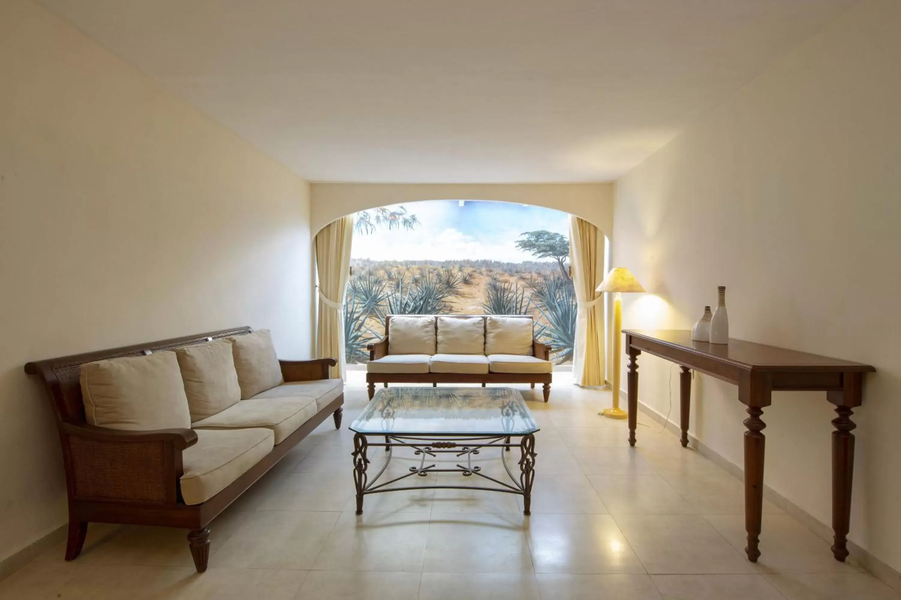 Photo of the whole room, Seating Area in Holiday Inn Merida, an IHG Hotel