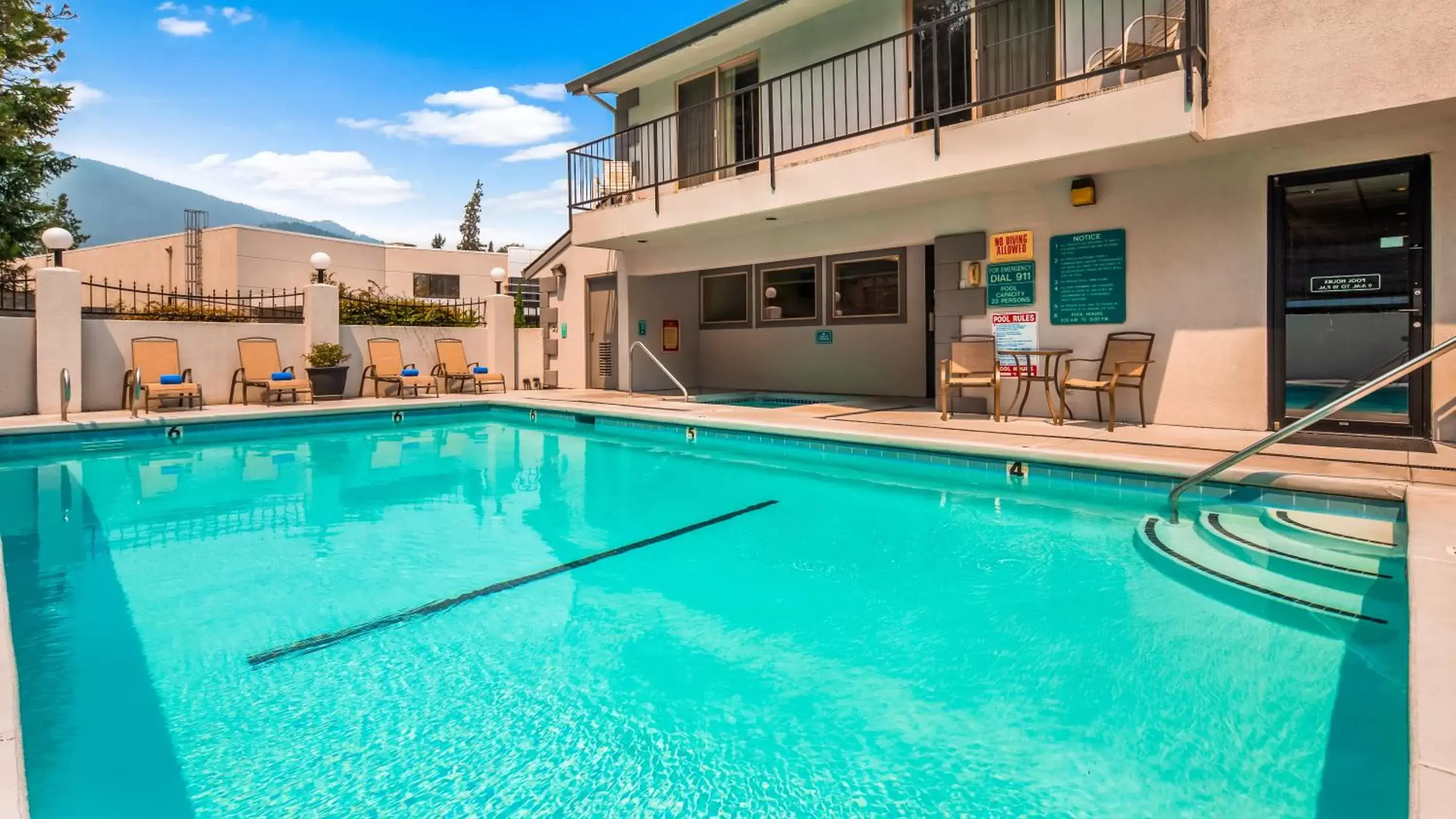 Swimming Pool in Best Western Inn at the Rogue