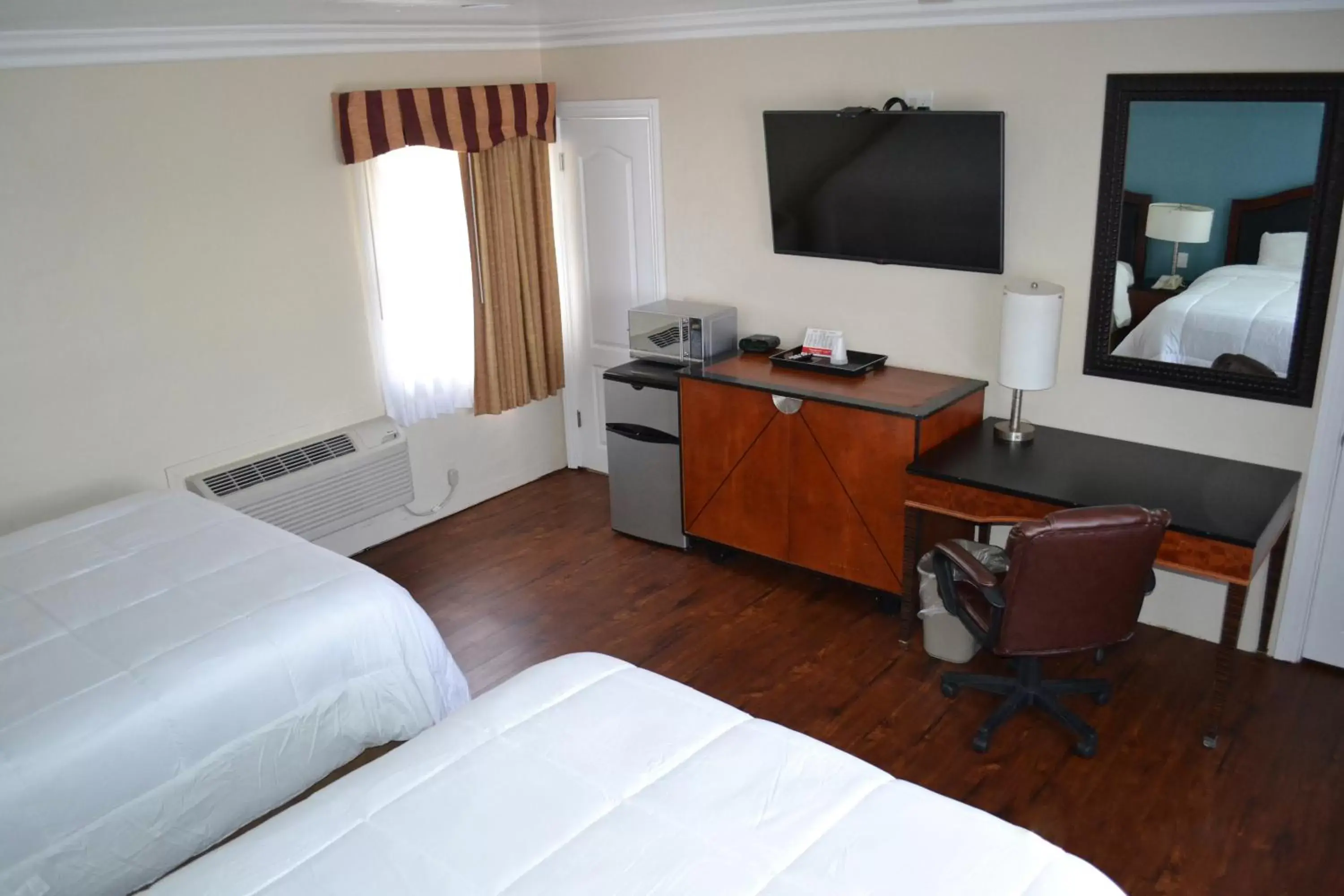 Bedroom, TV/Entertainment Center in Rex Motel