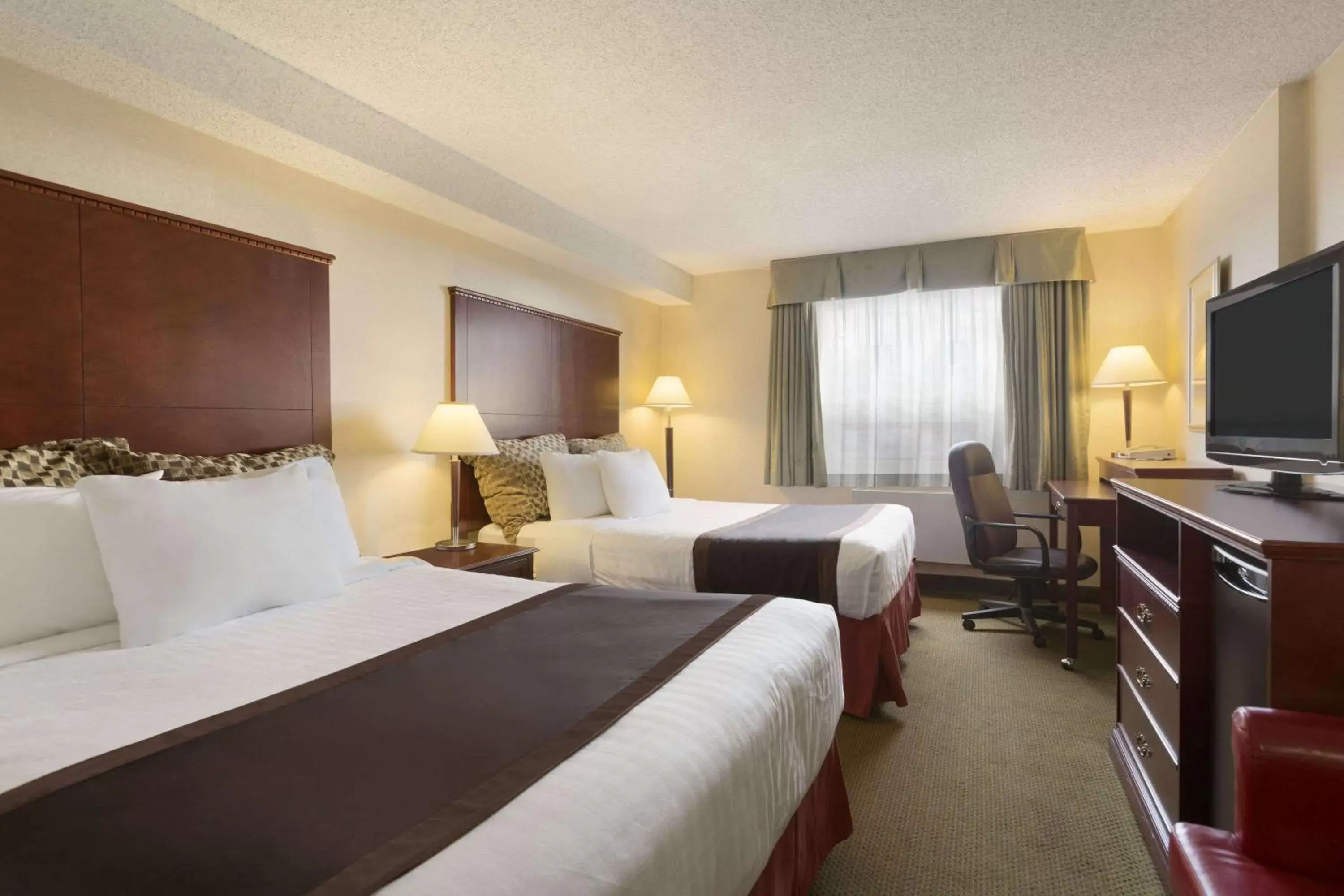 Photo of the whole room, Bed in Travelodge Hotel by Wyndham Vancouver Airport Photo of the whole room, Bed in Travelodge Hotel by Wyndham Vancouver Airport