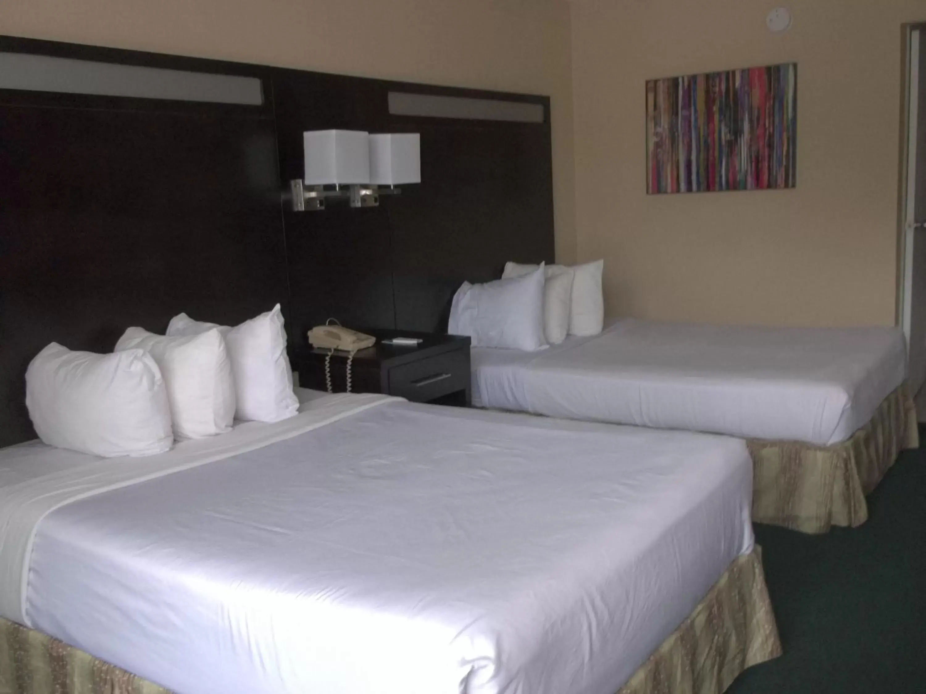 Photo of the whole room, Bed in Days Inn by Wyndham Fort Lauderdale Airport Cruise Port