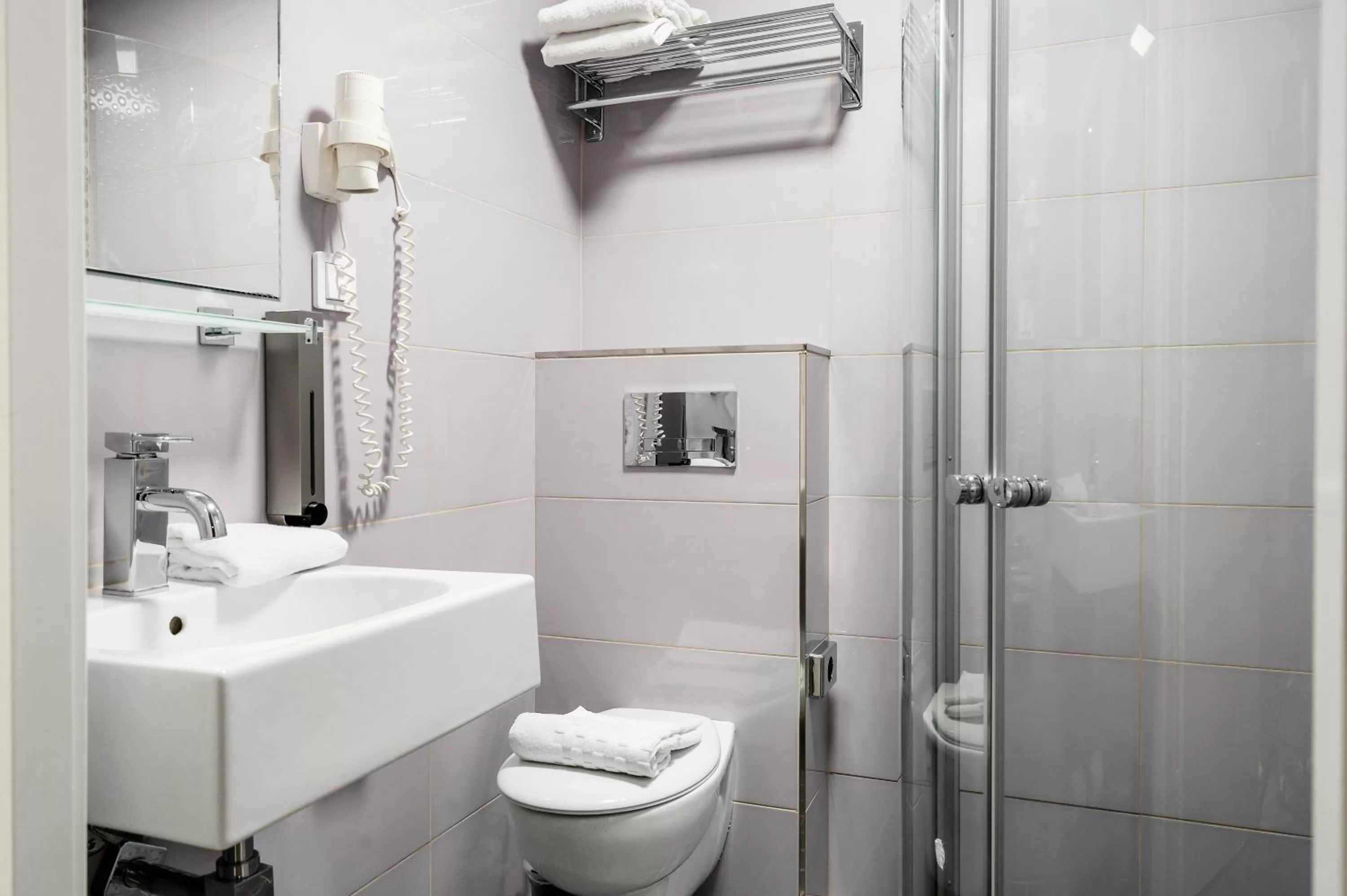 Shower in Hotel Point