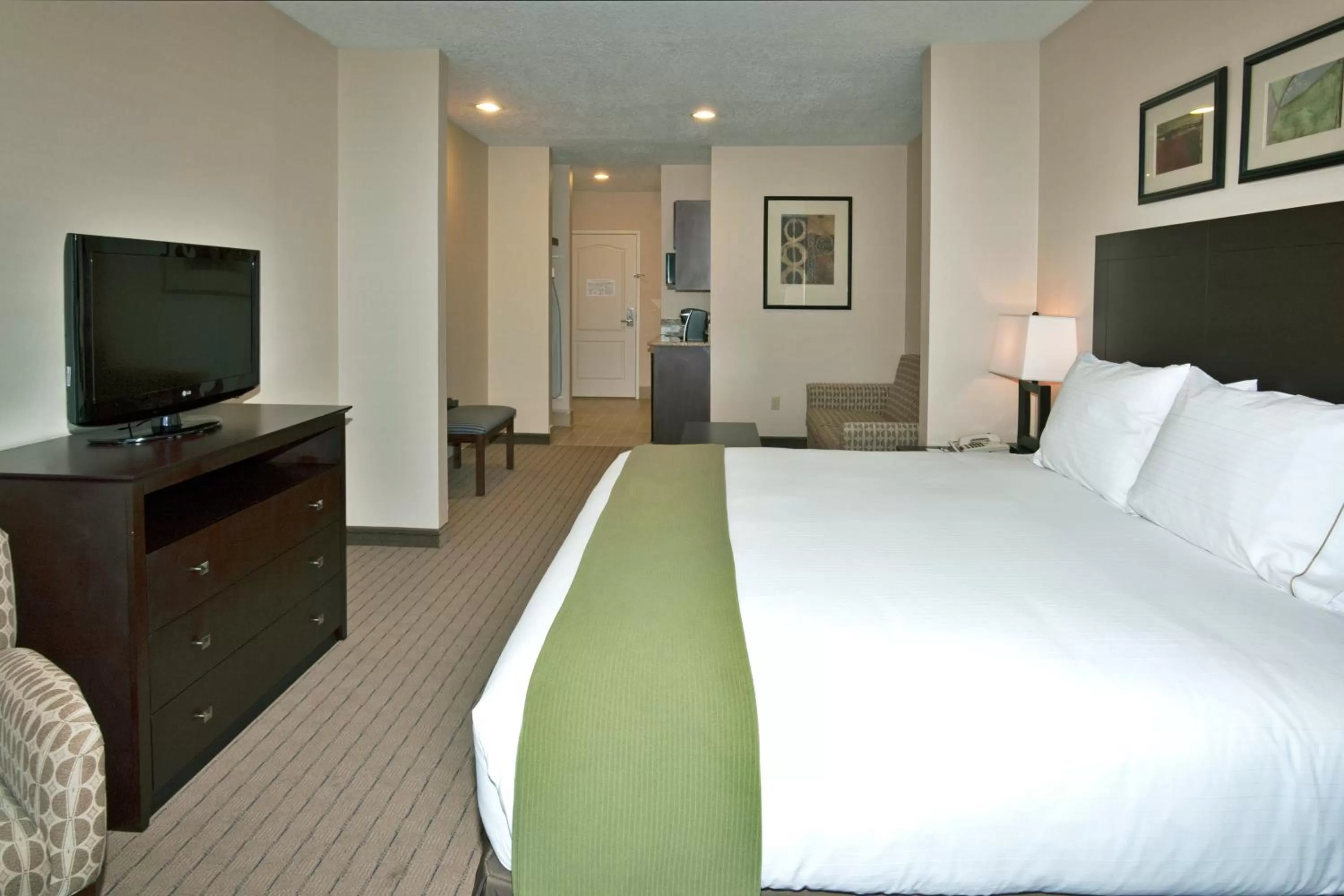 Photo of the whole room, Bed in Holiday Inn Express Hotels Grants - Milan by IHG