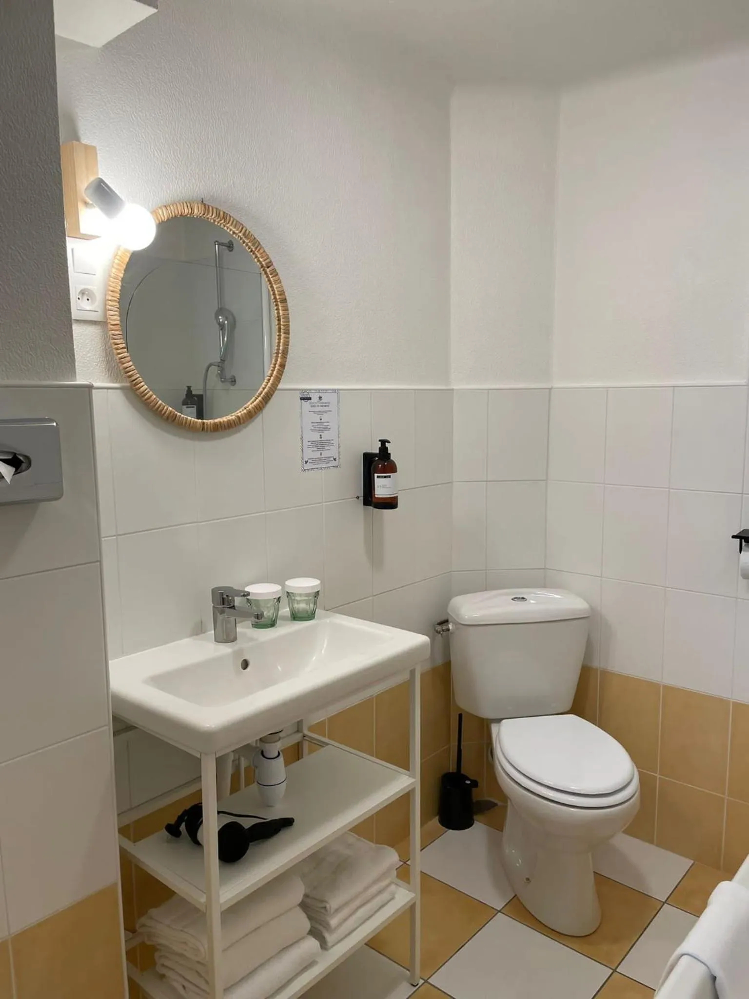 Bathroom in Anne De Bretagne