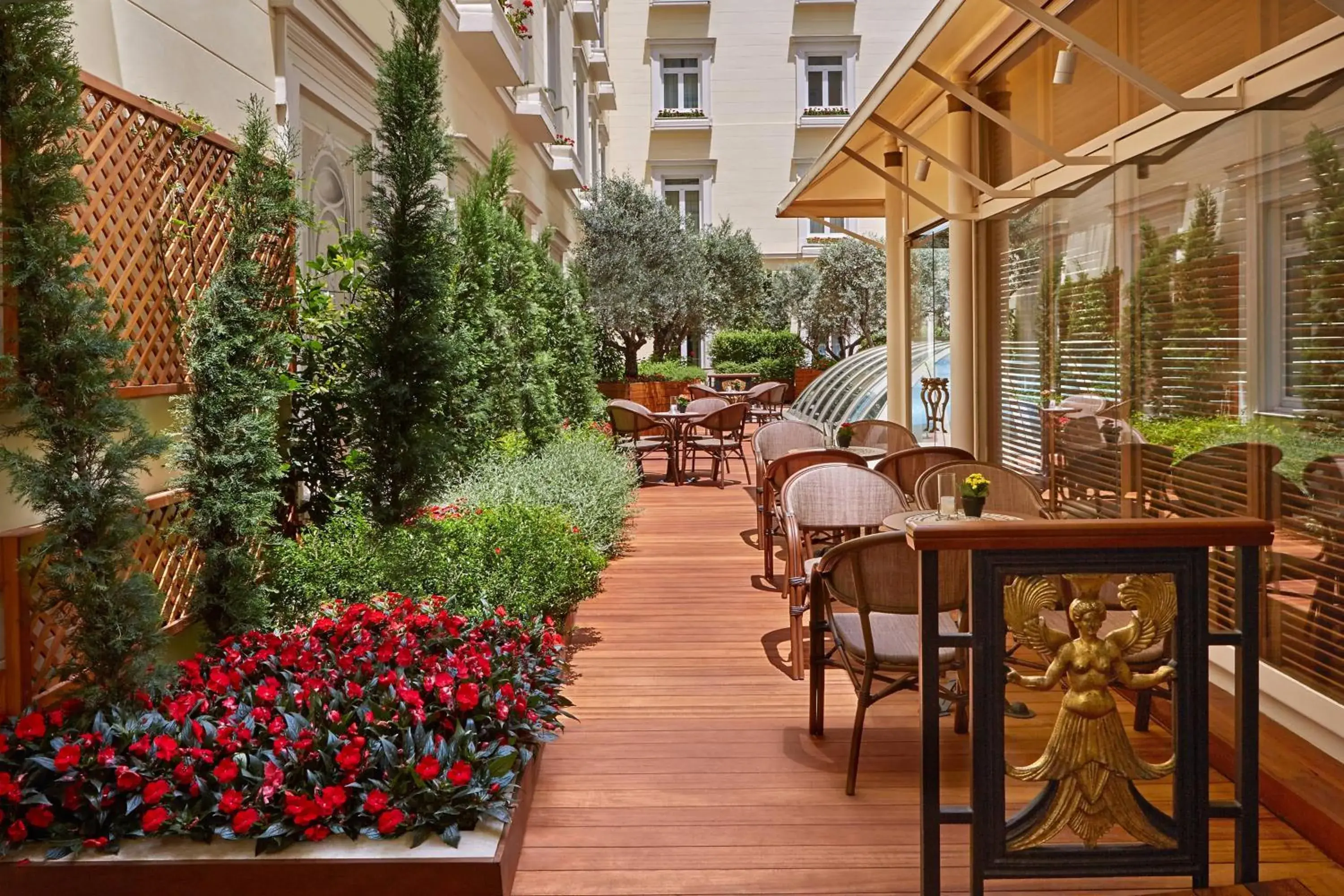 Lounge or bar in Hotel Grande Bretagne, a Luxury Collection Hotel, Athens