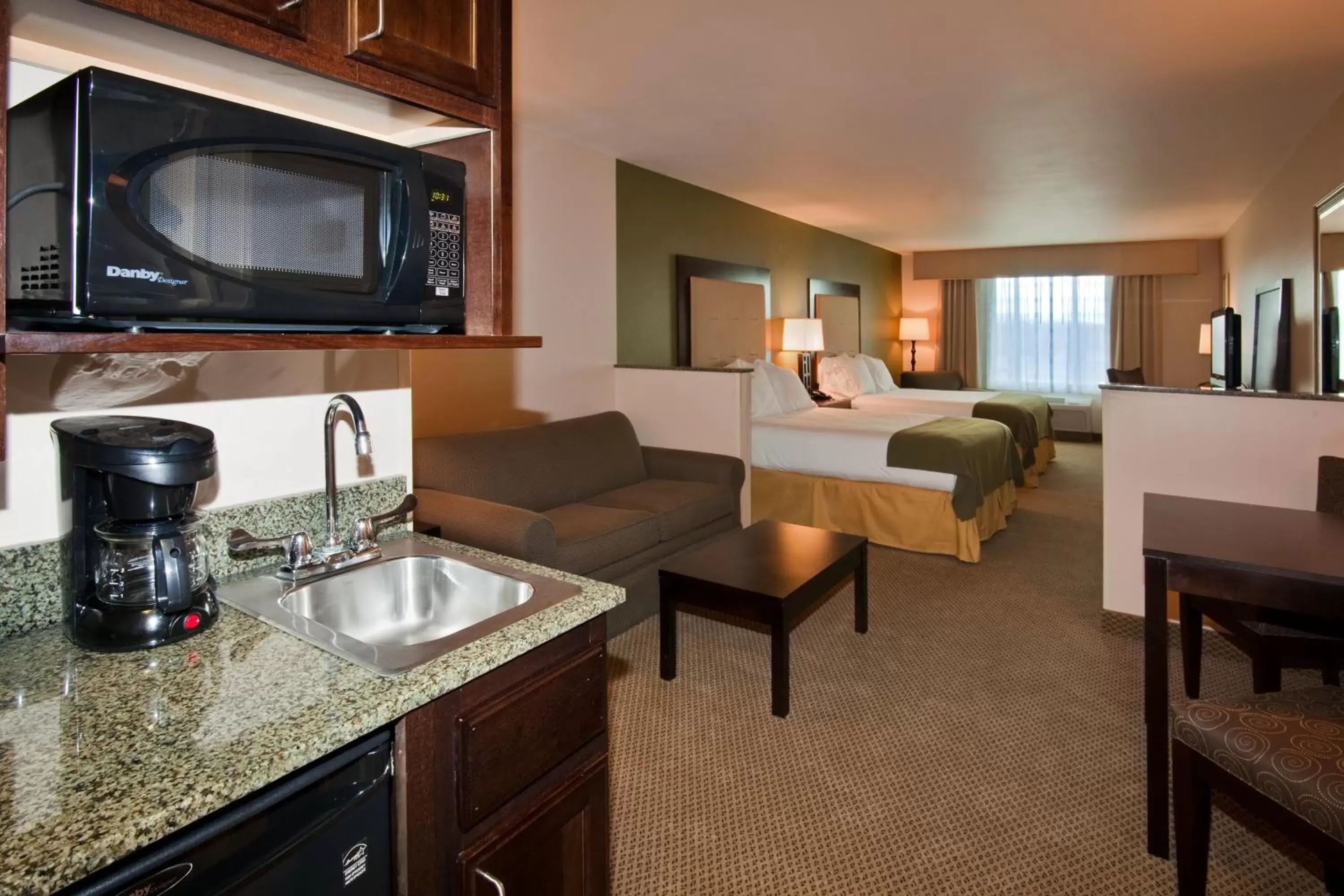 Photo of the whole room, Kitchen/Kitchenette in Holiday Inn Express & Suites Dewitt Syracuse, an IHG Hotel