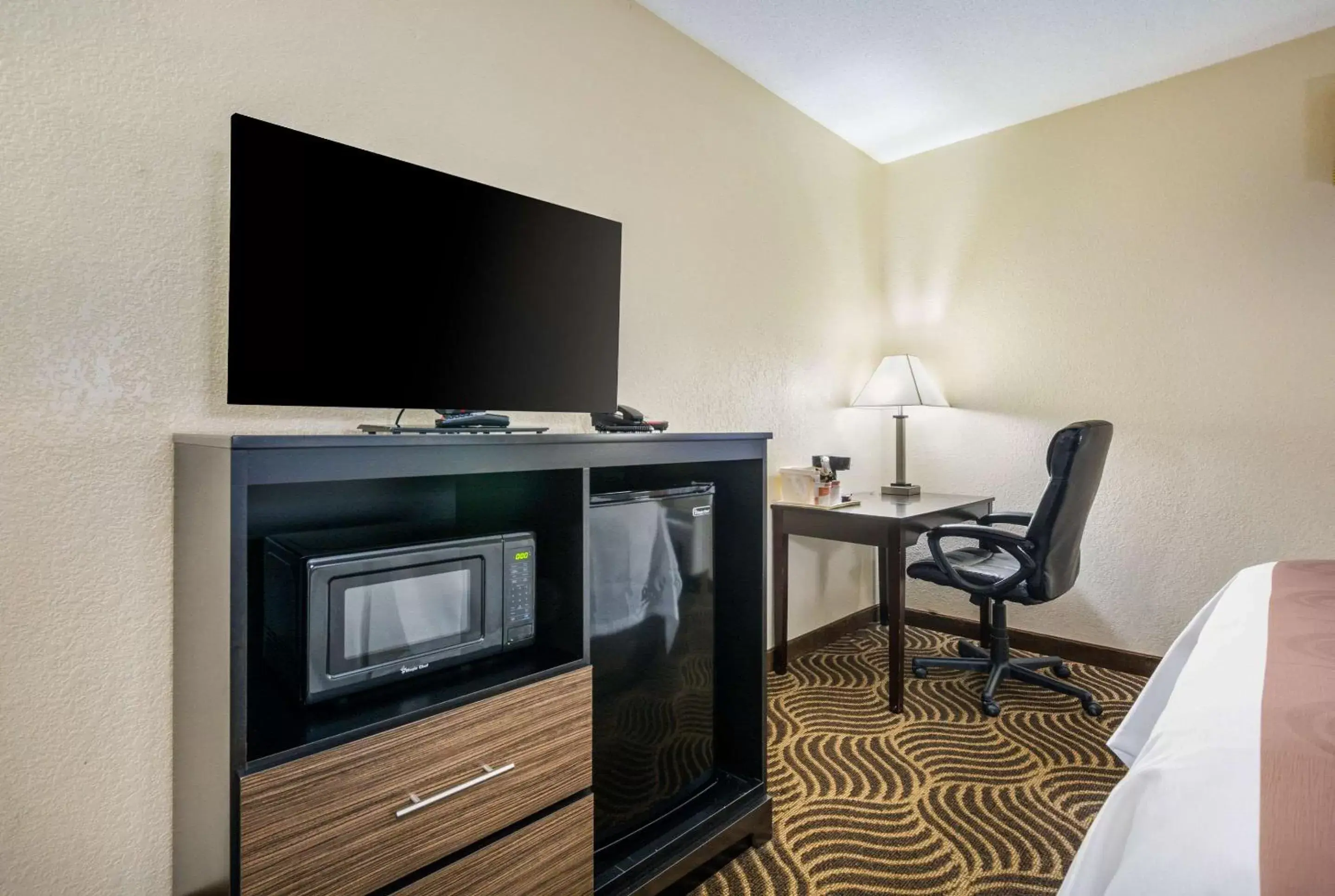 Photo of the whole room, TV/Entertainment Center in Quality Inn & Suites Florence- Cincinnati South