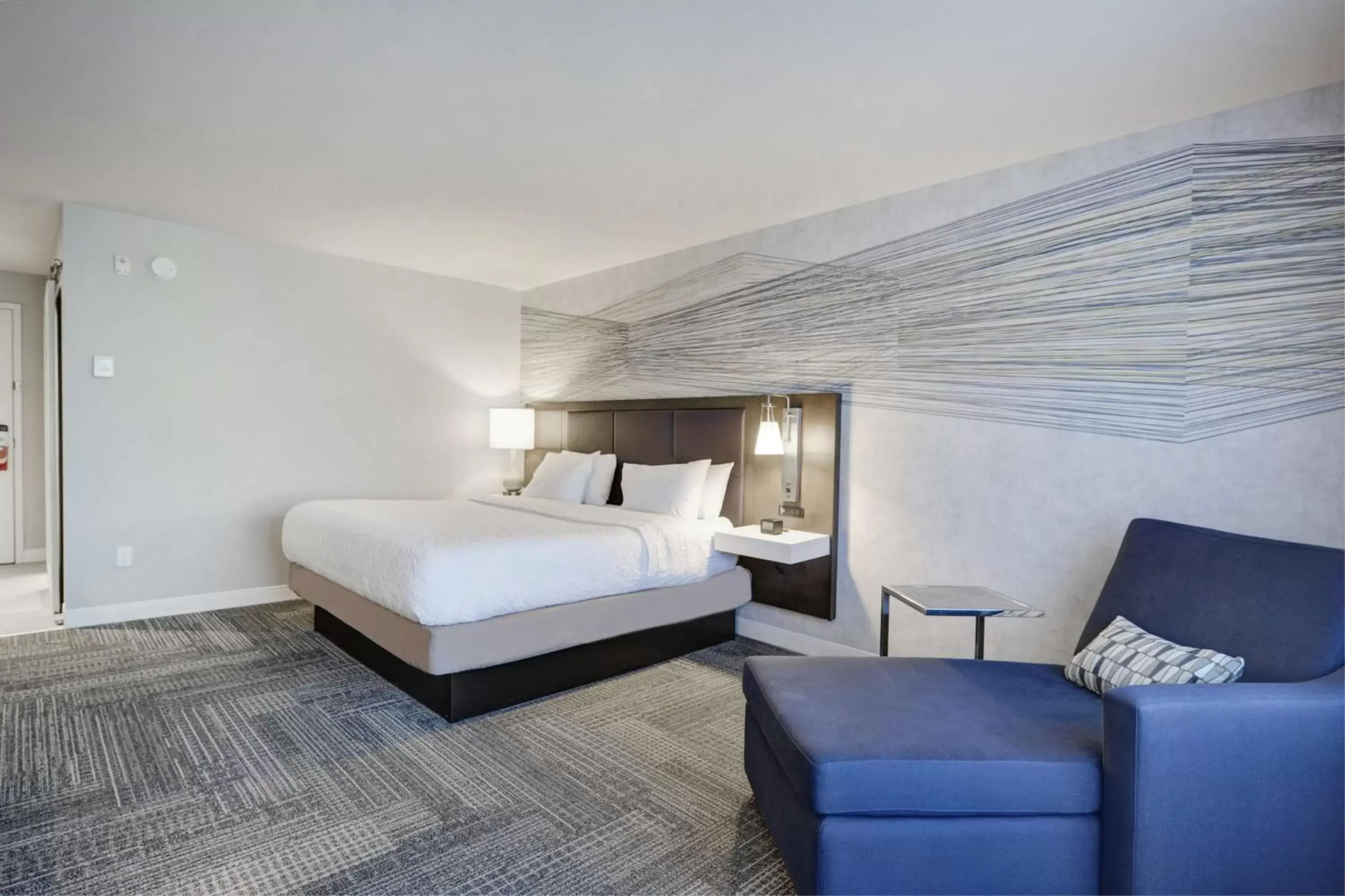 Living room, Bed in Hampton Inn & Suites By Hilton Quebec City /Saint-Romuald