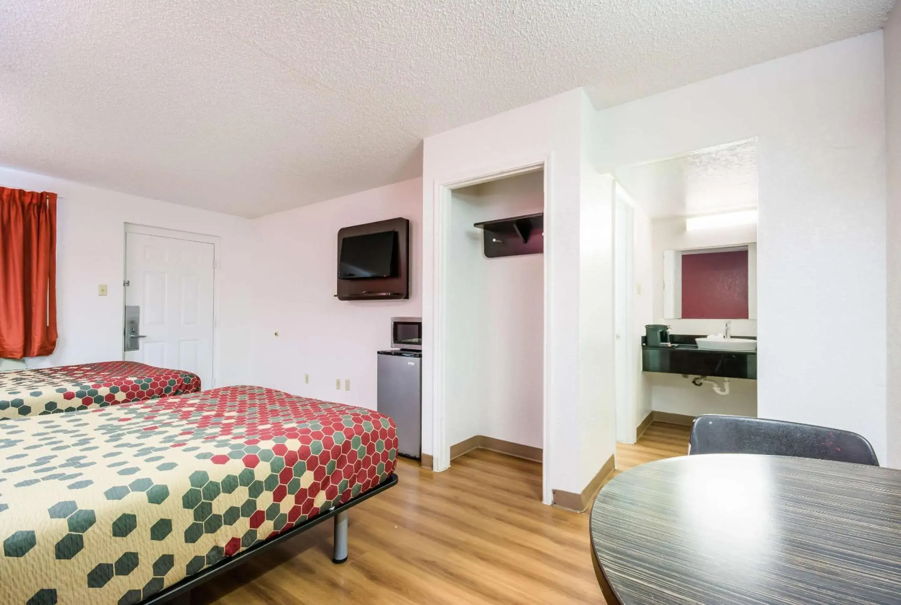 Photo of the whole room, TV/Entertainment Center in Econo Lodge