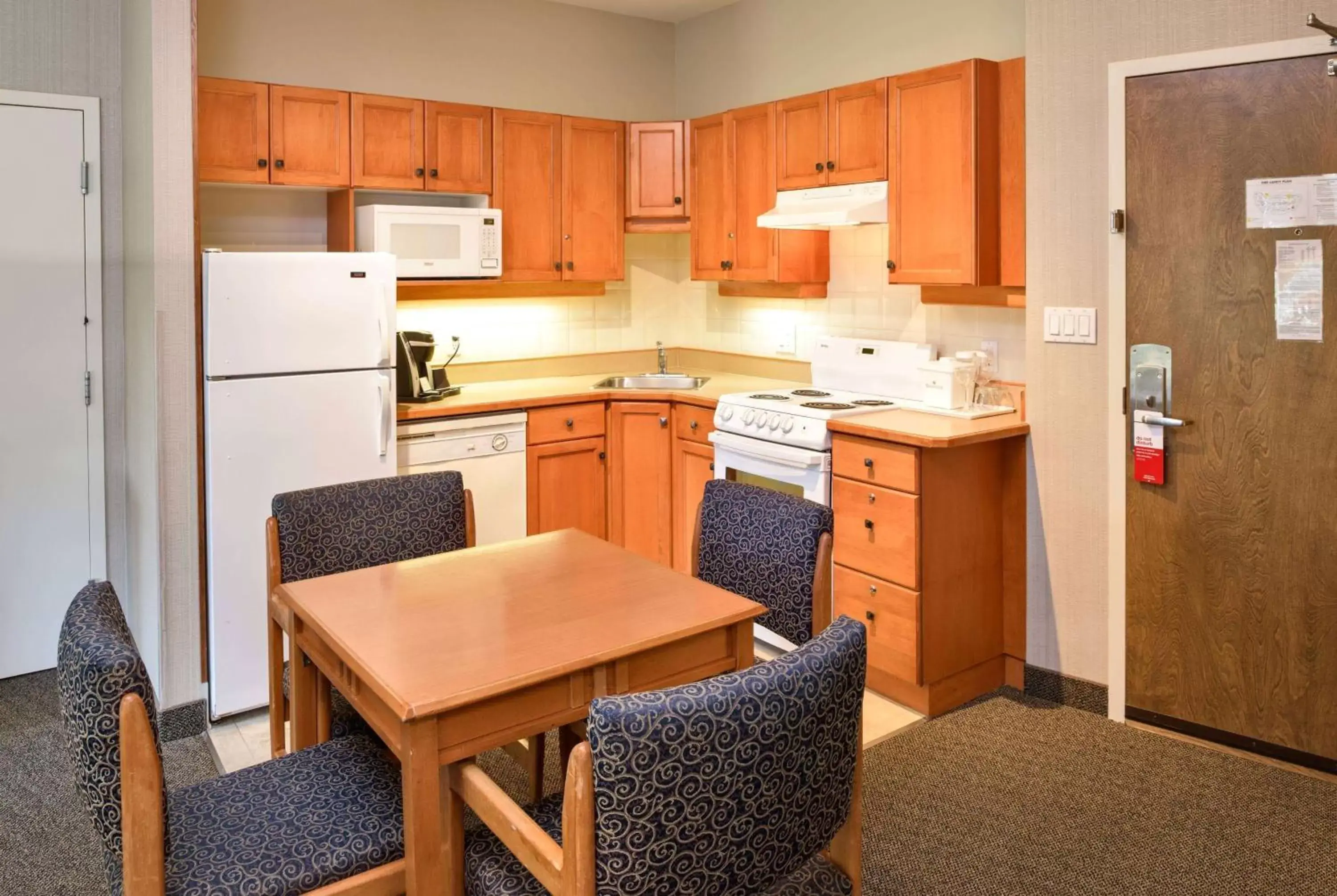 Photo of the whole room, Kitchen/Kitchenette in Ramada by Wyndham Penticton Hotel & Suites