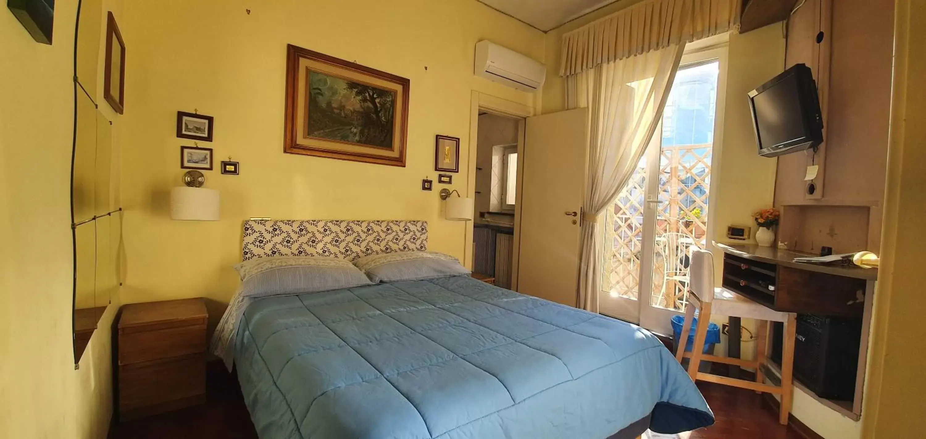 Photo of the whole room, Bed in La Casa Di Bruno Napoli