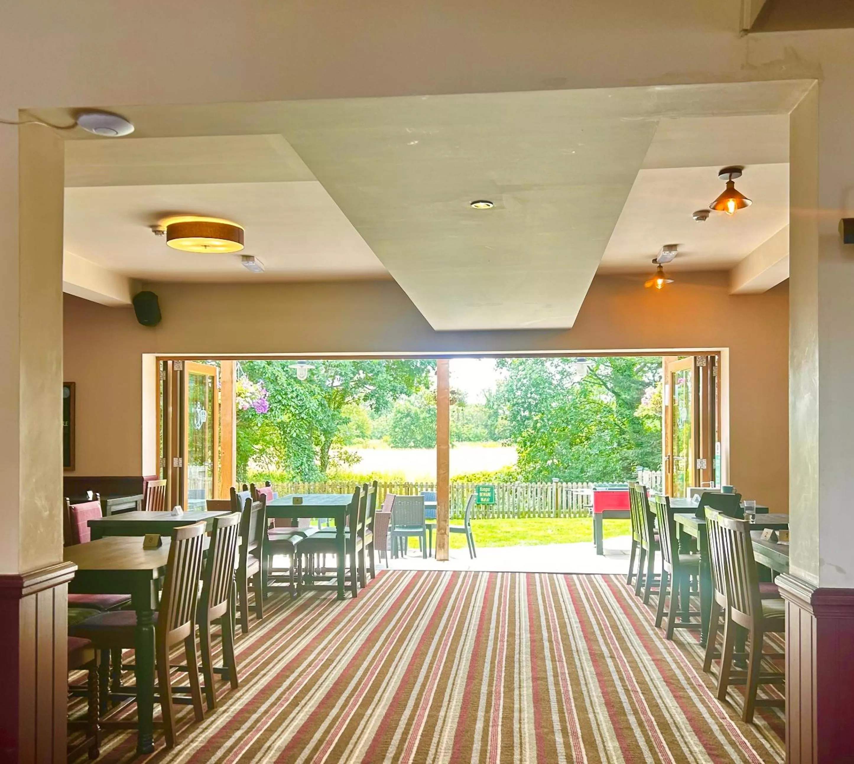 Restaurant/Places to Eat in Crown & Anchor