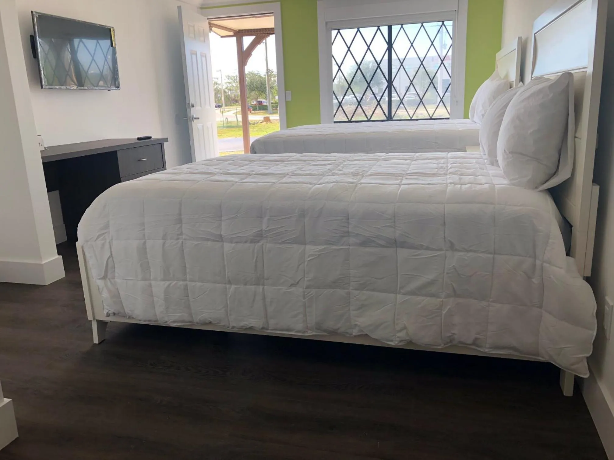 Bed in Spinnaker Inn of Naples