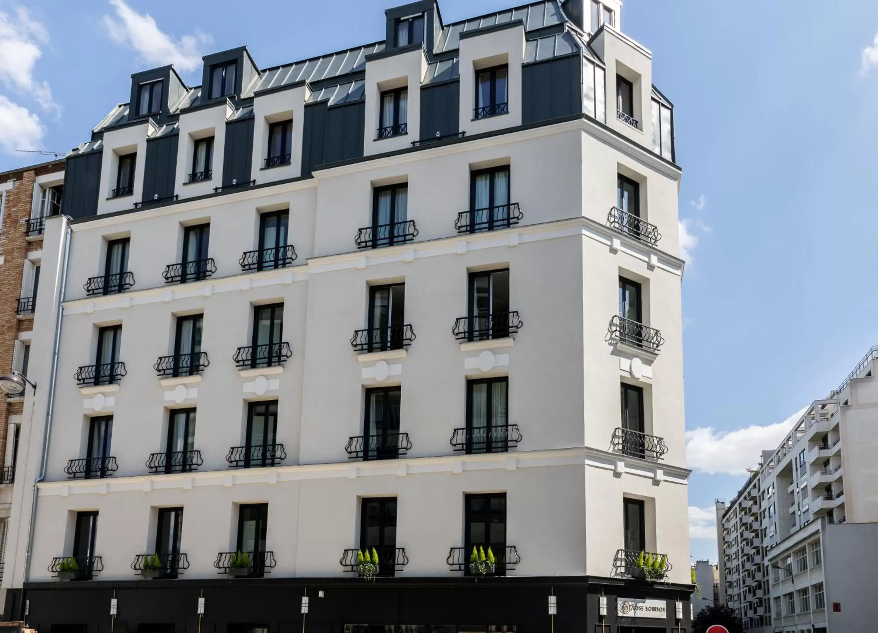 Facade/entrance in Rose Bourbon Facade/entrance in Rose Bourbon